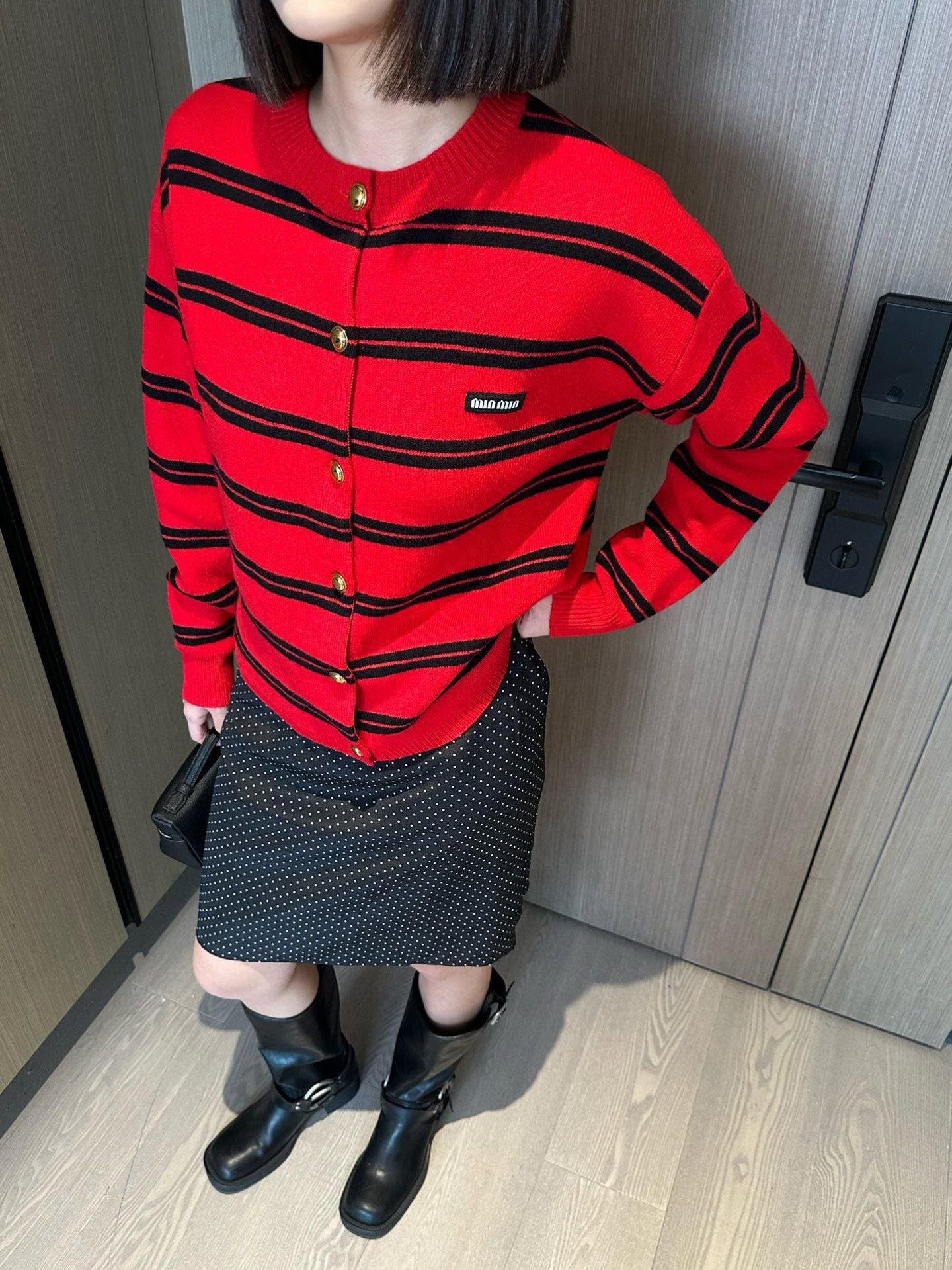  💰110
MIU/缪缪🏠 系条纹开衫高级减龄神器～
今天是MIU 系女孩！
女人秋冬衣橱里一定要有这件 MIU 系圆领条纹撞色开衫！
柔软亲肤，贴身穿简直幸福感满满。经典的条纹元素与撞色设计，完美融合，轻松打破秋冬的沉闷，活泼而不失优雅，减龄效果一流，穿上瞬间年轻好几岁。
颜色：灰色/红色
📍均码衣长57 胸围100