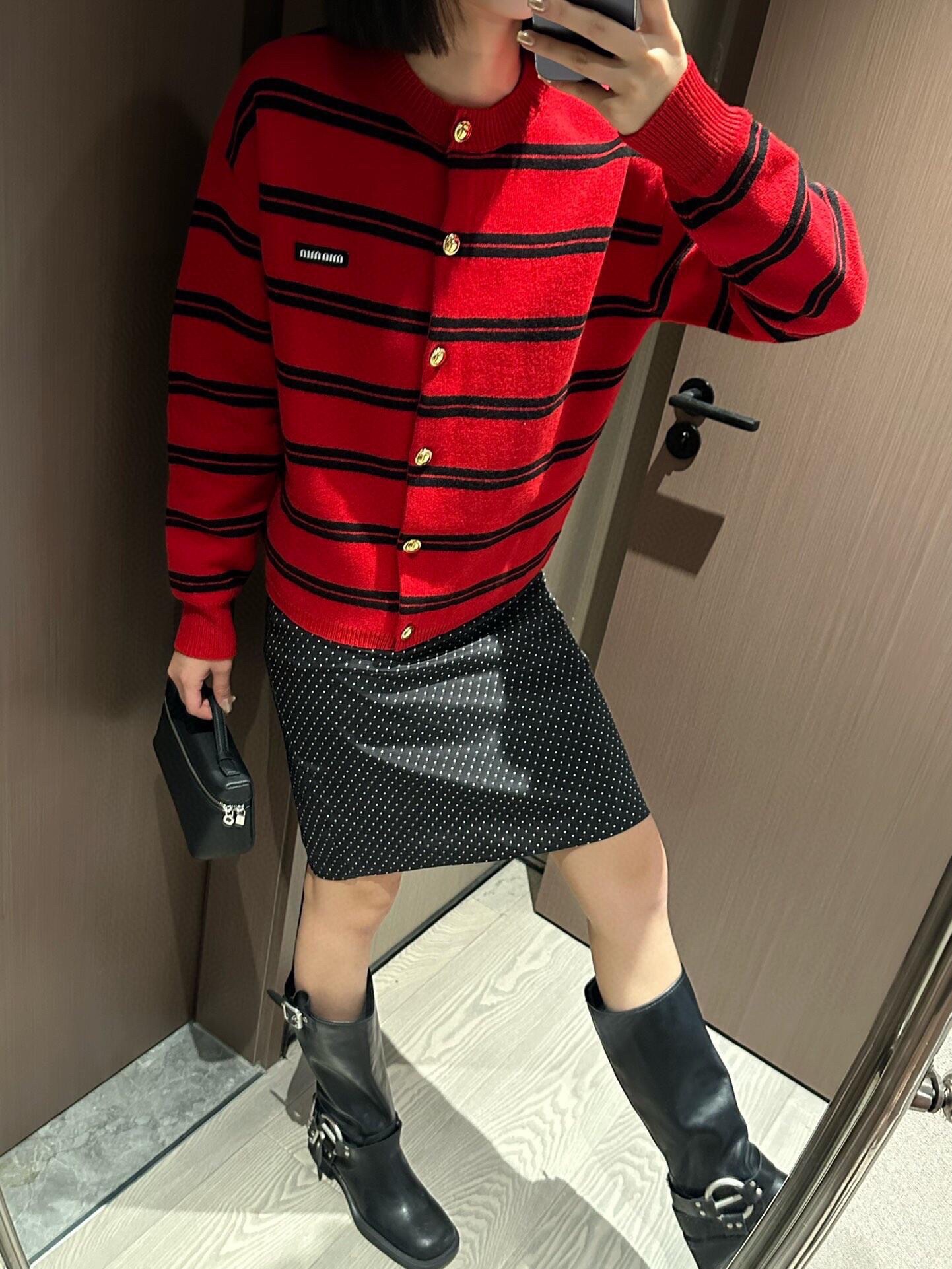  💰110
MIU/缪缪🏠 系条纹开衫高级减龄神器～
今天是MIU 系女孩！
女人秋冬衣橱里一定要有这件 MIU 系圆领条纹撞色开衫！
柔软亲肤，贴身穿简直幸福感满满。经典的条纹元素与撞色设计，完美融合，轻松打破秋冬的沉闷，活泼而不失优雅，减龄效果一流，穿上瞬间年轻好几岁。
颜色：灰色/红色
📍均码衣长57 胸围100