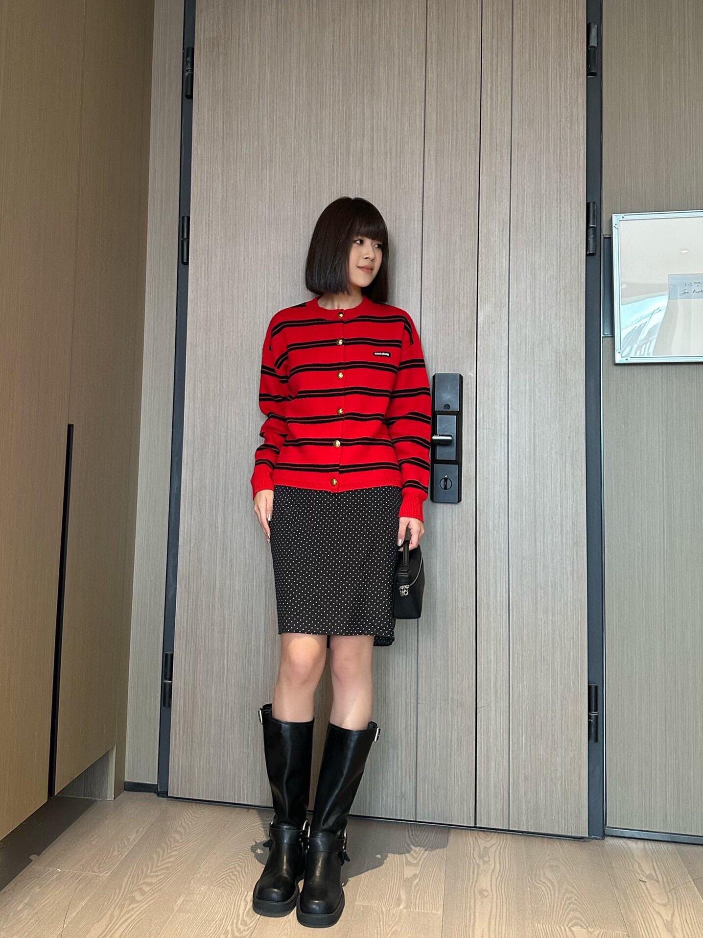  💰110
MIU/缪缪🏠 系条纹开衫高级减龄神器～
今天是MIU 系女孩！
女人秋冬衣橱里一定要有这件 MIU 系圆领条纹撞色开衫！
柔软亲肤，贴身穿简直幸福感满满。经典的条纹元素与撞色设计，完美融合，轻松打破秋冬的沉闷，活泼而不失优雅，减龄效果一流，穿上瞬间年轻好几岁。
颜色：灰色/红色
📍均码衣长57 胸围100