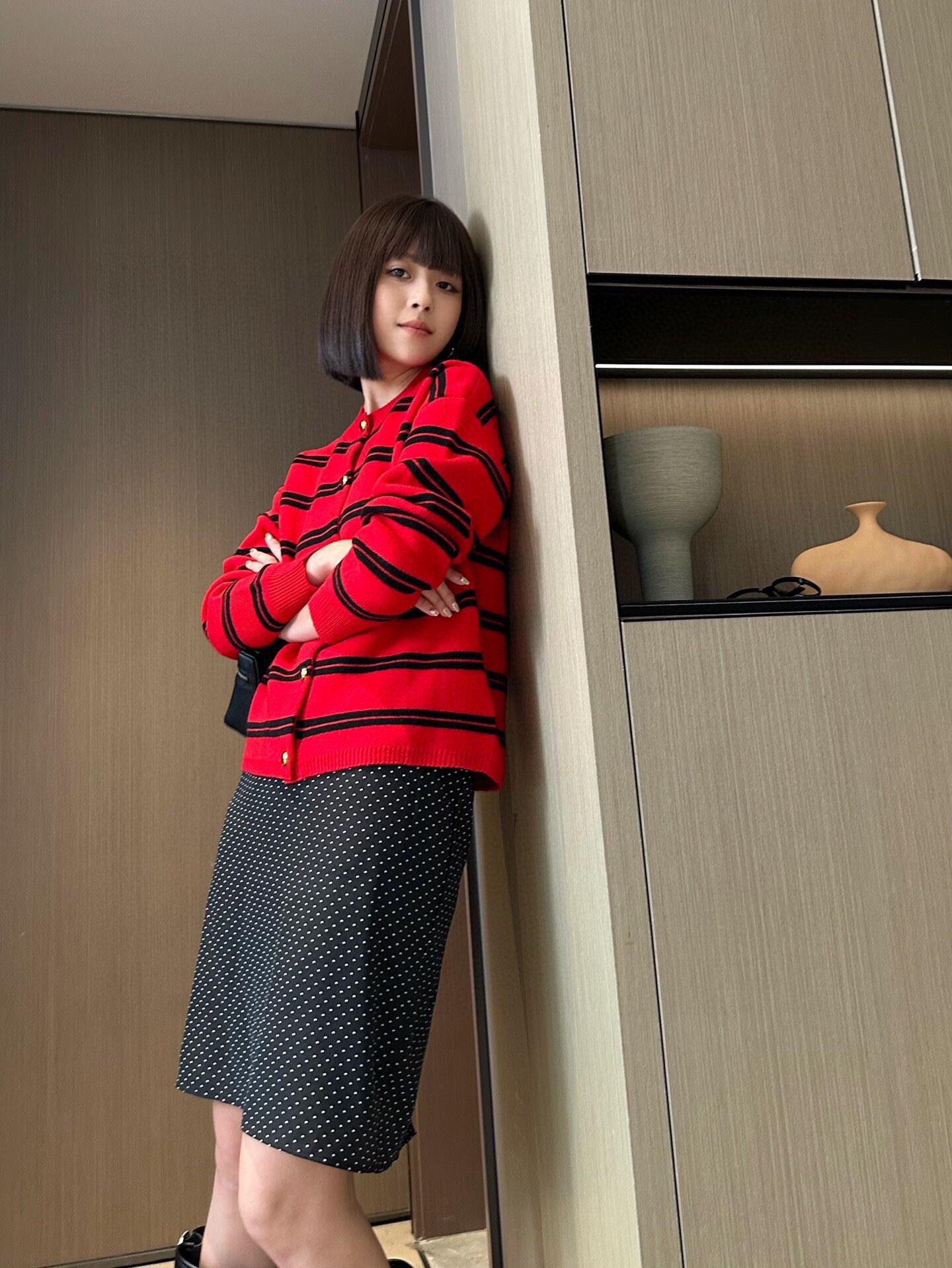  💰110
MIU/缪缪🏠 系条纹开衫高级减龄神器～
今天是MIU 系女孩！
女人秋冬衣橱里一定要有这件 MIU 系圆领条纹撞色开衫！
柔软亲肤，贴身穿简直幸福感满满。经典的条纹元素与撞色设计，完美融合，轻松打破秋冬的沉闷，活泼而不失优雅，减龄效果一流，穿上瞬间年轻好几岁。
颜色：灰色/红色
📍均码衣长57 胸围100