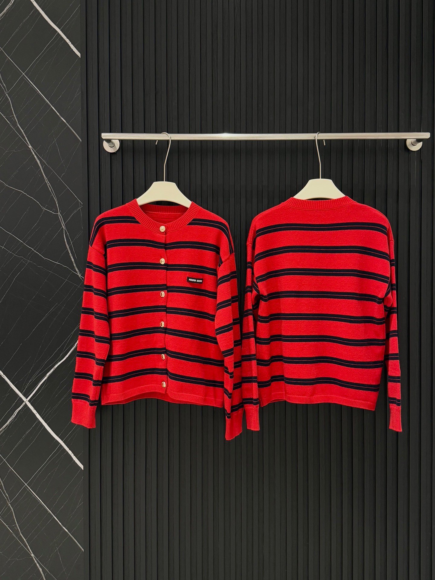  💰110
MIU/缪缪🏠 系条纹开衫高级减龄神器～
今天是MIU 系女孩！
女人秋冬衣橱里一定要有这件 MIU 系圆领条纹撞色开衫！
柔软亲肤，贴身穿简直幸福感满满。经典的条纹元素与撞色设计，完美融合，轻松打破秋冬的沉闷，活泼而不失优雅，减龄效果一流，穿上瞬间年轻好几岁。
颜色：灰色/红色
📍均码衣长57 胸围100