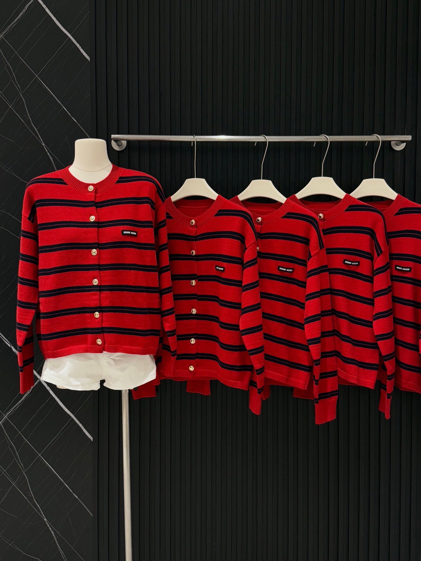  💰110
MIU/缪缪🏠 系条纹开衫高级减龄神器～
今天是MIU 系女孩！
女人秋冬衣橱里一定要有这件 MIU 系圆领条纹撞色开衫！
柔软亲肤，贴身穿简直幸福感满满。经典的条纹元素与撞色设计，完美融合，轻松打破秋冬的沉闷，活泼而不失优雅，减龄效果一流，穿上瞬间年轻好几岁。
颜色：灰色/红色
📍均码衣长57 胸围100