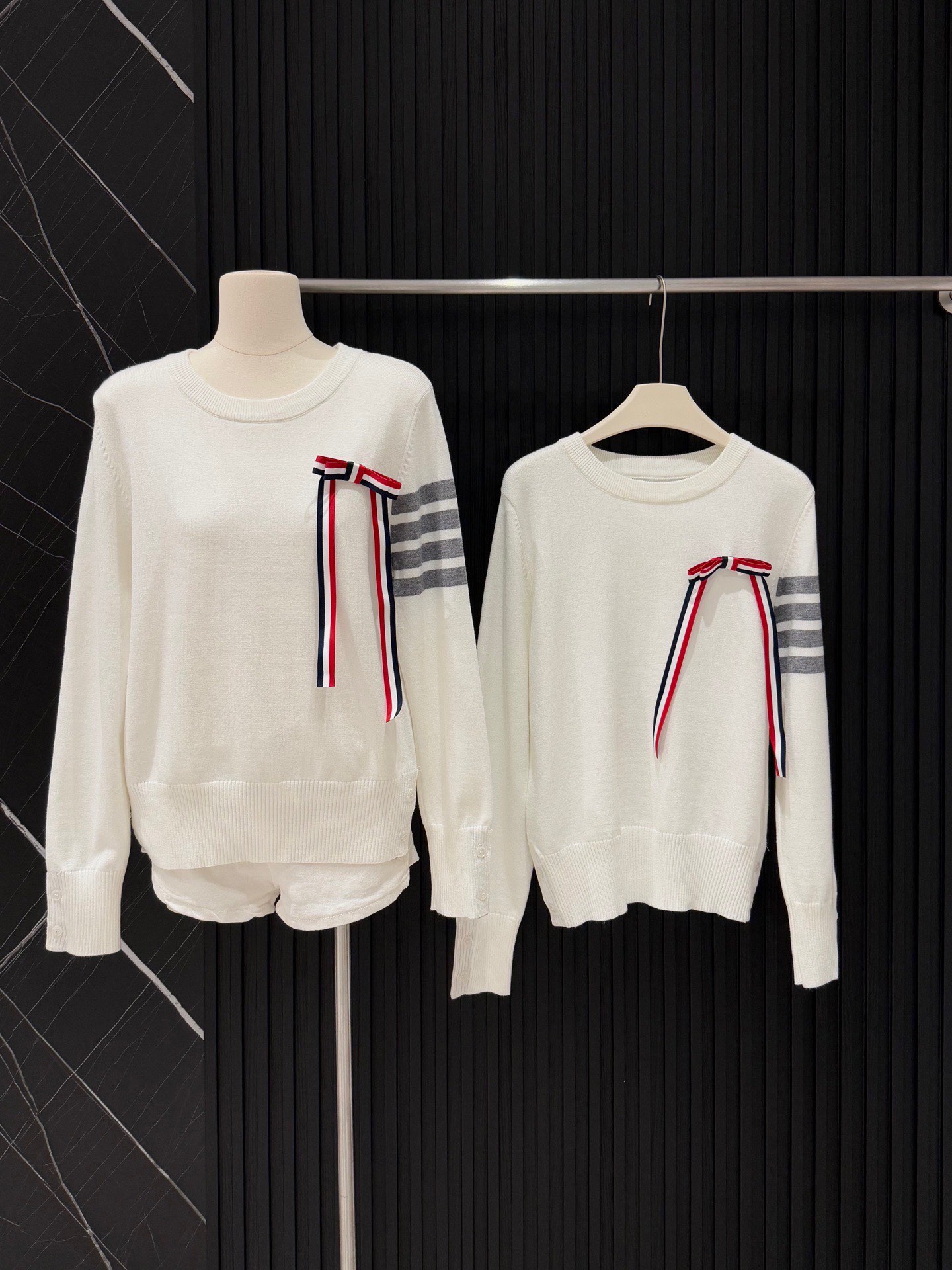  💰105
TB💙学院风可拆卸蝴蝶结毛衣​​✨
这款tb风卡其色针织毛衣，学院风满满！袖子上四条杠+可拆卸蝴蝶结，细节感拉满🎀。针织材质柔软舒适，春秋冬穿超合适。纽扣装饰让层次感更丰富，搭配百褶裙或高腰裤，轻松get优雅知性风👗。质感在线，通勤休闲都能穿！
📍均码衣长53胸围86
颜色：灰色 红色 白色