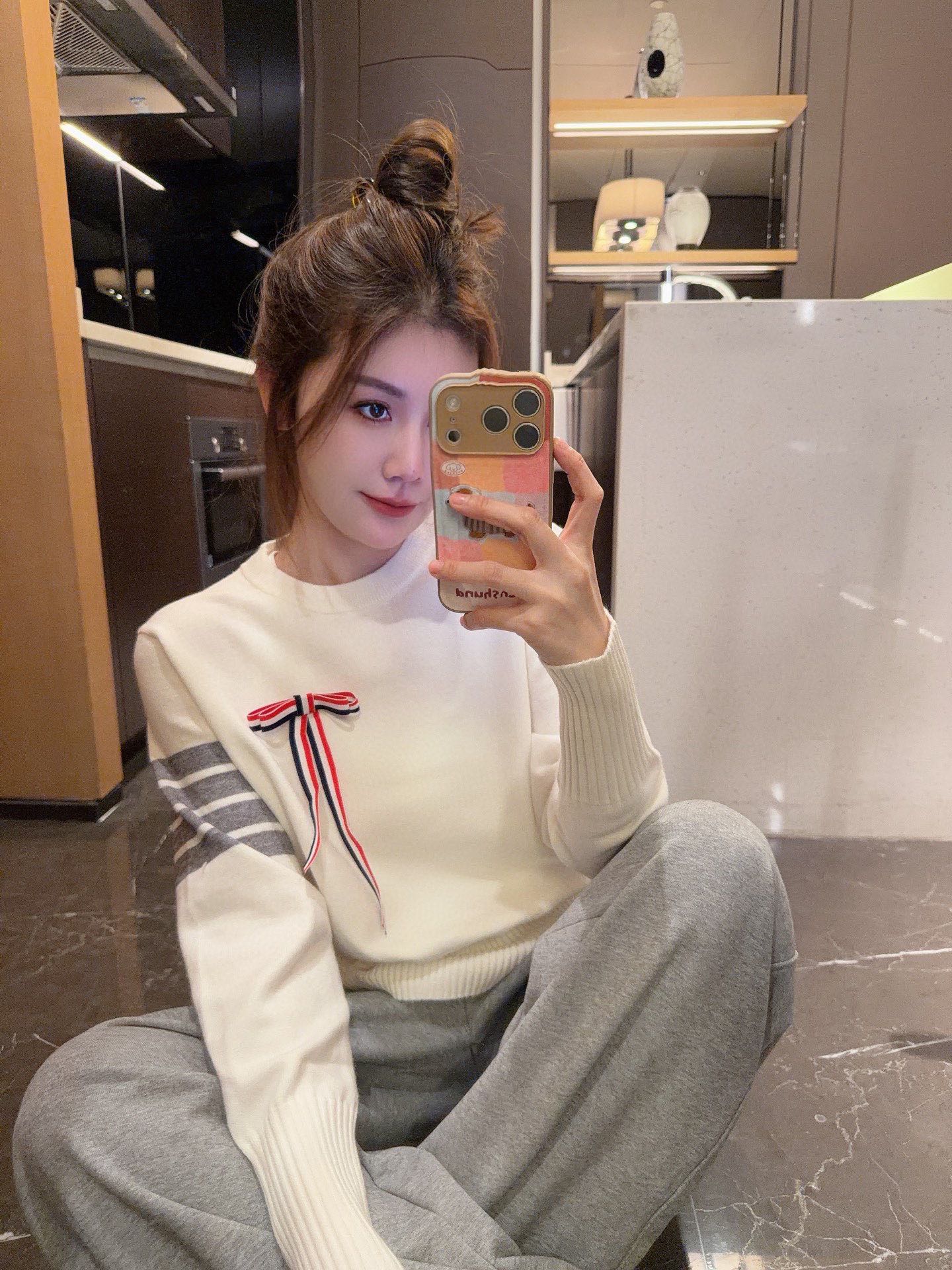  💰105
TB💙学院风可拆卸蝴蝶结毛衣​​✨
这款tb风卡其色针织毛衣，学院风满满！袖子上四条杠+可拆卸蝴蝶结，细节感拉满🎀。针织材质柔软舒适，春秋冬穿超合适。纽扣装饰让层次感更丰富，搭配百褶裙或高腰裤，轻松get优雅知性风👗。质感在线，通勤休闲都能穿！
📍均码衣长53胸围86
颜色：灰色 红色 白色