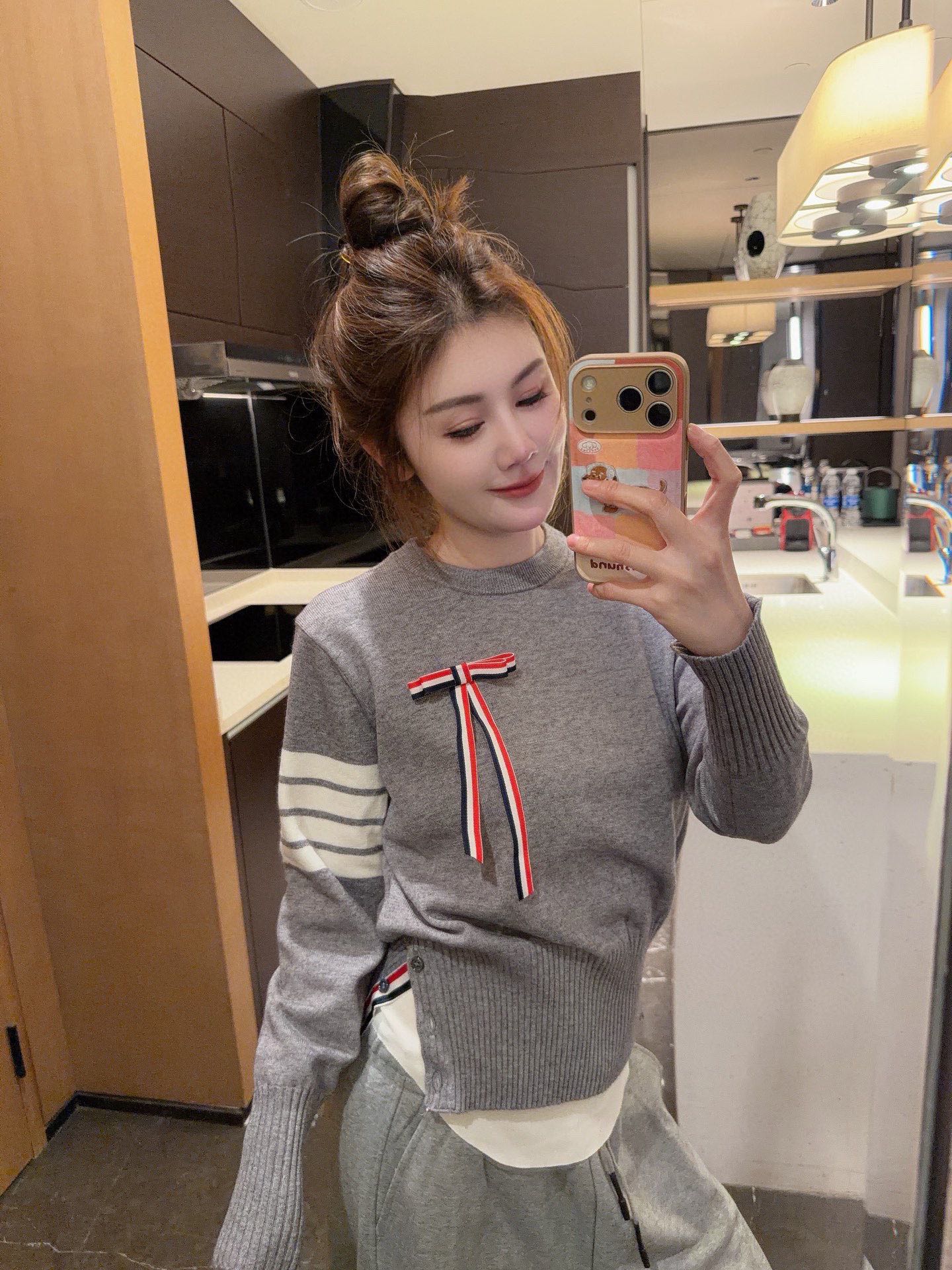  💰105
TB💙学院风可拆卸蝴蝶结毛衣​​✨
这款tb风卡其色针织毛衣，学院风满满！袖子上四条杠+可拆卸蝴蝶结，细节感拉满🎀。针织材质柔软舒适，春秋冬穿超合适。纽扣装饰让层次感更丰富，搭配百褶裙或高腰裤，轻松get优雅知性风👗。质感在线，通勤休闲都能穿！
📍均码衣长53胸围86
颜色：灰色 红色 白色