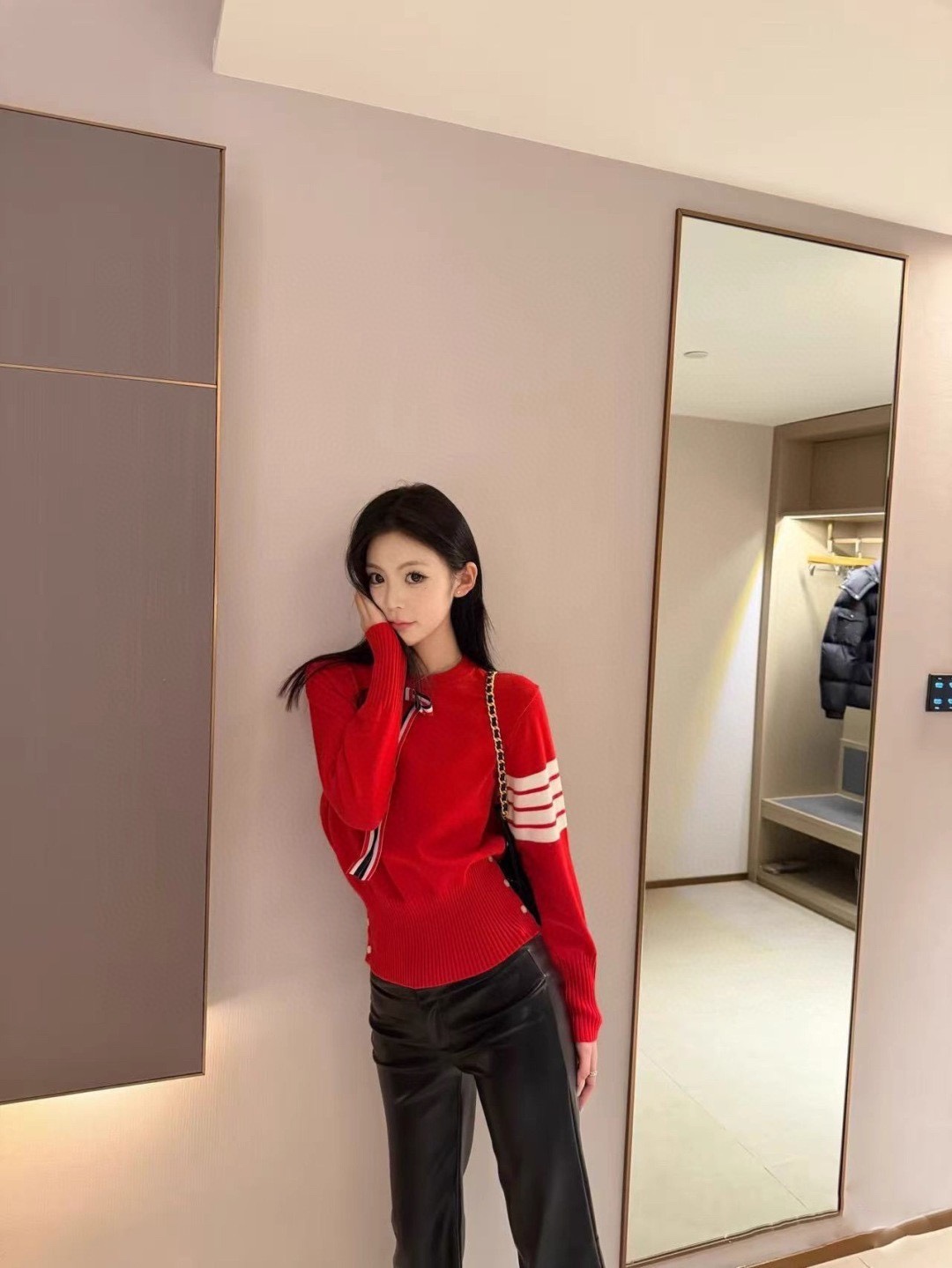  💰105
TB💙学院风可拆卸蝴蝶结毛衣​​✨
这款tb风卡其色针织毛衣，学院风满满！袖子上四条杠+可拆卸蝴蝶结，细节感拉满🎀。针织材质柔软舒适，春秋冬穿超合适。纽扣装饰让层次感更丰富，搭配百褶裙或高腰裤，轻松get优雅知性风👗。质感在线，通勤休闲都能穿！
📍均码衣长53胸围86
颜色：灰色 红色 白色