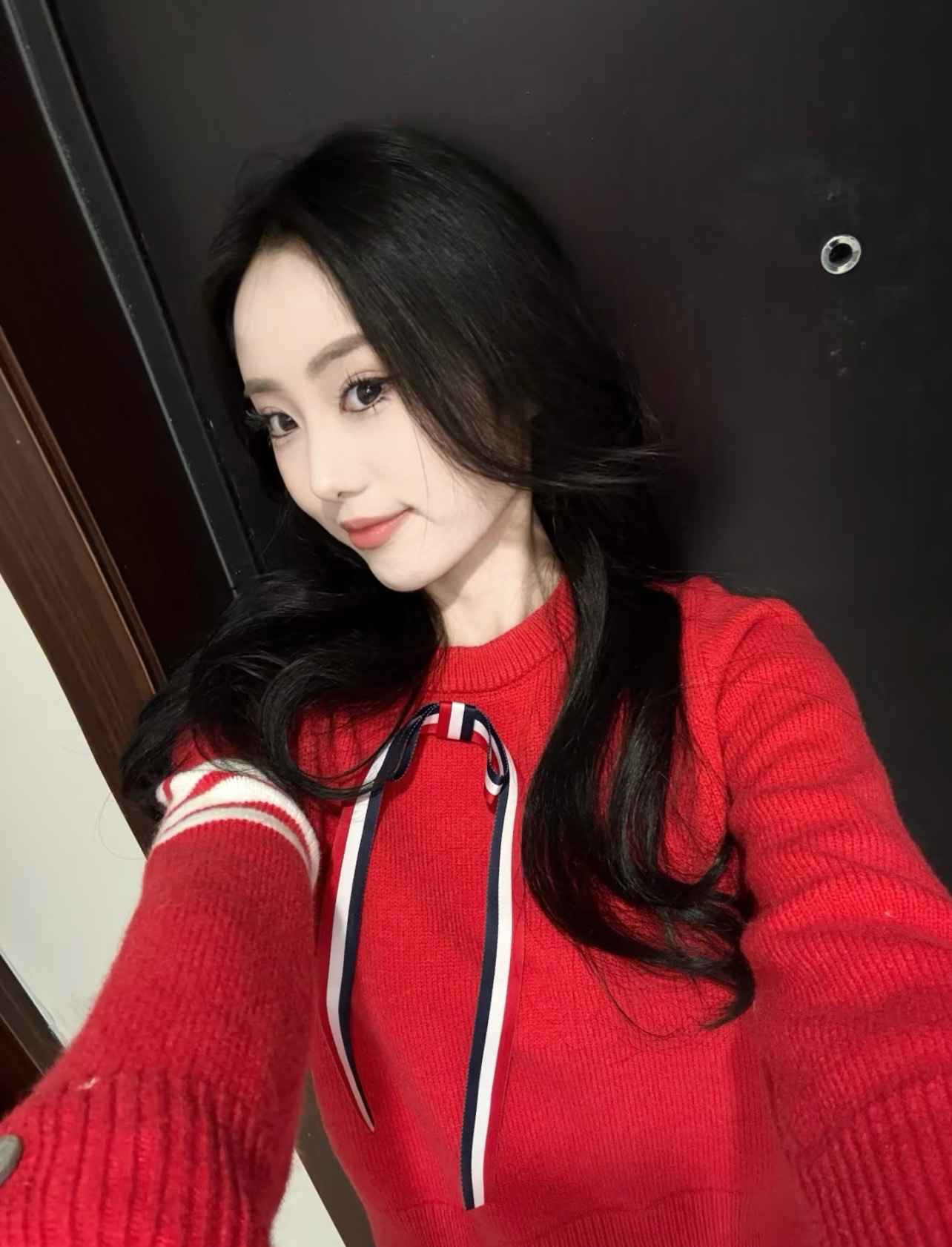  💰105
TB💙学院风可拆卸蝴蝶结毛衣​​✨
这款tb风卡其色针织毛衣，学院风满满！袖子上四条杠+可拆卸蝴蝶结，细节感拉满🎀。针织材质柔软舒适，春秋冬穿超合适。纽扣装饰让层次感更丰富，搭配百褶裙或高腰裤，轻松get优雅知性风👗。质感在线，通勤休闲都能穿！
📍均码衣长53胸围86
颜色：灰色 红色 白色