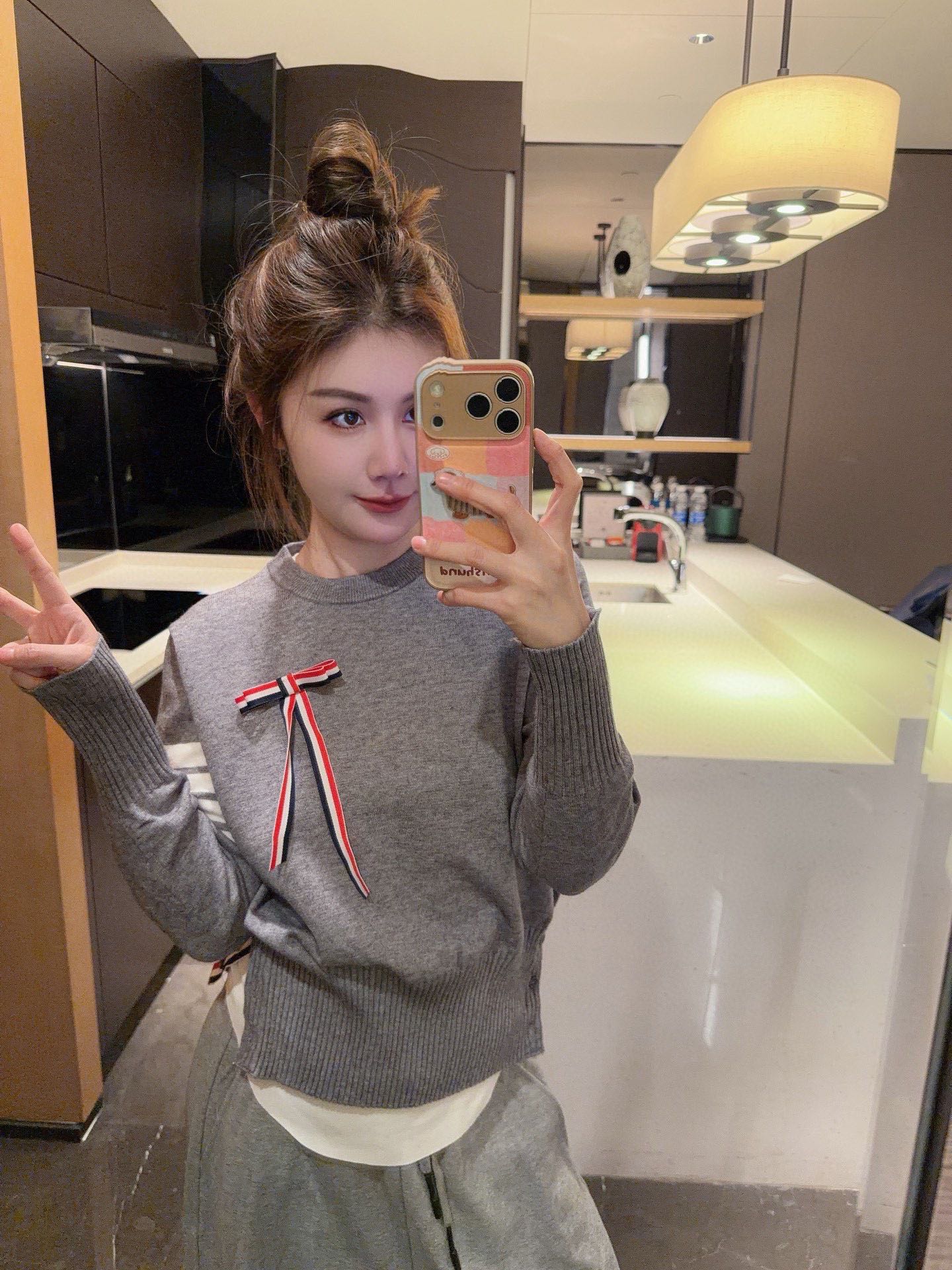  💰105
TB💙学院风可拆卸蝴蝶结毛衣​​✨
这款tb风卡其色针织毛衣，学院风满满！袖子上四条杠+可拆卸蝴蝶结，细节感拉满🎀。针织材质柔软舒适，春秋冬穿超合适。纽扣装饰让层次感更丰富，搭配百褶裙或高腰裤，轻松get优雅知性风👗。质感在线，通勤休闲都能穿！
📍均码衣长53胸围86
颜色：灰色 红色 白色