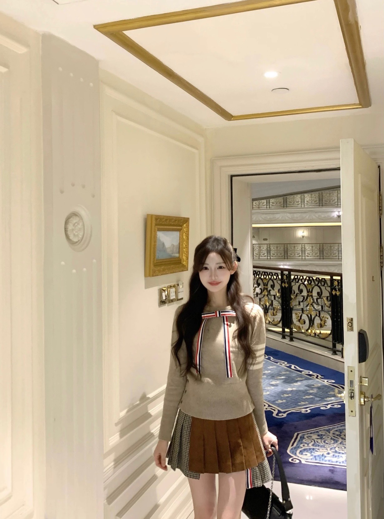  💰105
TB💙学院风可拆卸蝴蝶结毛衣​​✨
这款tb风卡其色针织毛衣，学院风满满！袖子上四条杠+可拆卸蝴蝶结，细节感拉满🎀。针织材质柔软舒适，春秋冬穿超合适。纽扣装饰让层次感更丰富，搭配百褶裙或高腰裤，轻松get优雅知性风👗。质感在线，通勤休闲都能穿！
📍均码衣长53胸围86
颜色：卡其