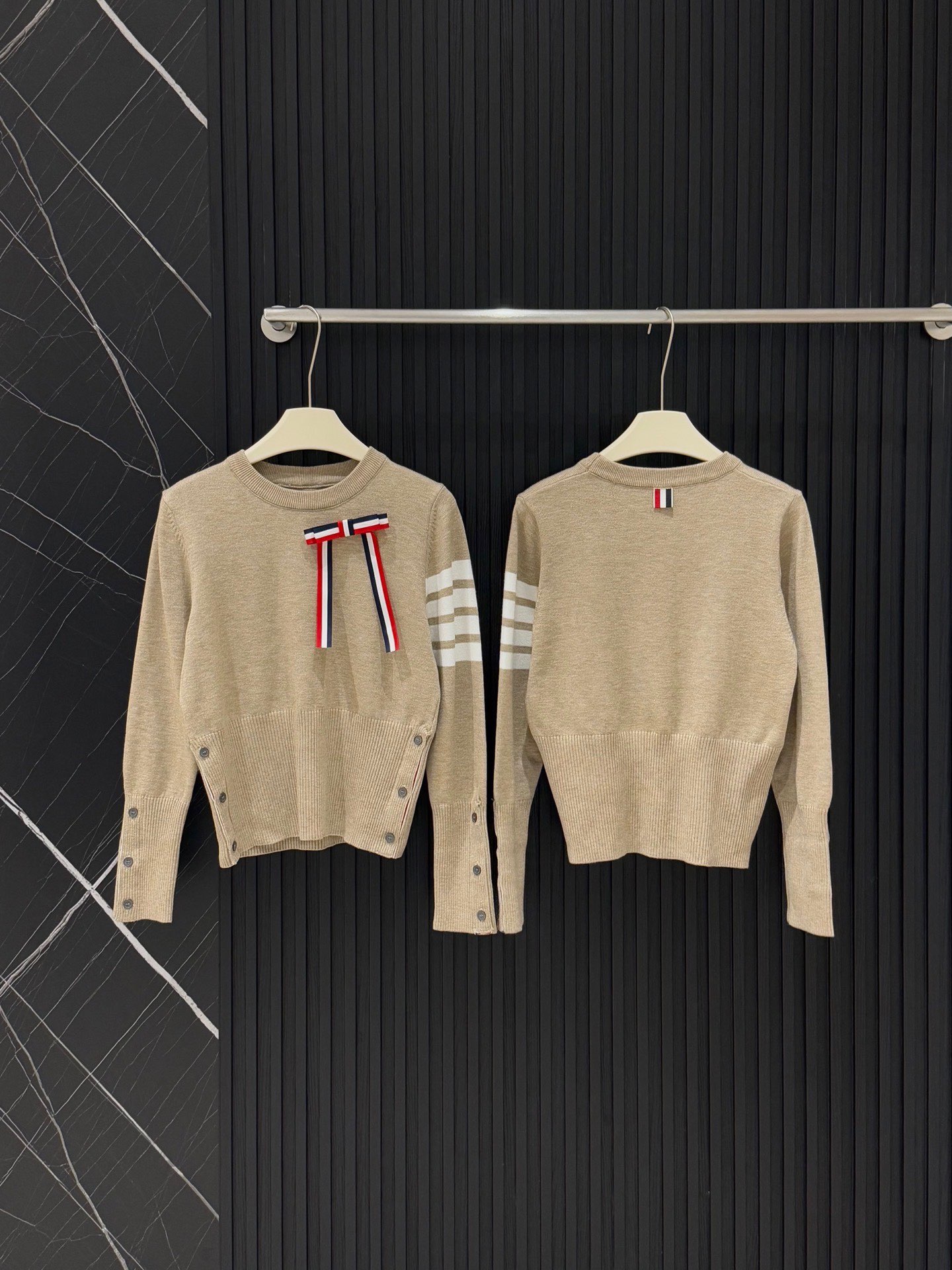  💰105
TB💙学院风可拆卸蝴蝶结毛衣​​✨
这款tb风卡其色针织毛衣，学院风满满！袖子上四条杠+可拆卸蝴蝶结，细节感拉满🎀。针织材质柔软舒适，春秋冬穿超合适。纽扣装饰让层次感更丰富，搭配百褶裙或高腰裤，轻松get优雅知性风👗。质感在线，通勤休闲都能穿！
📍均码衣长53胸围86
颜色：卡其