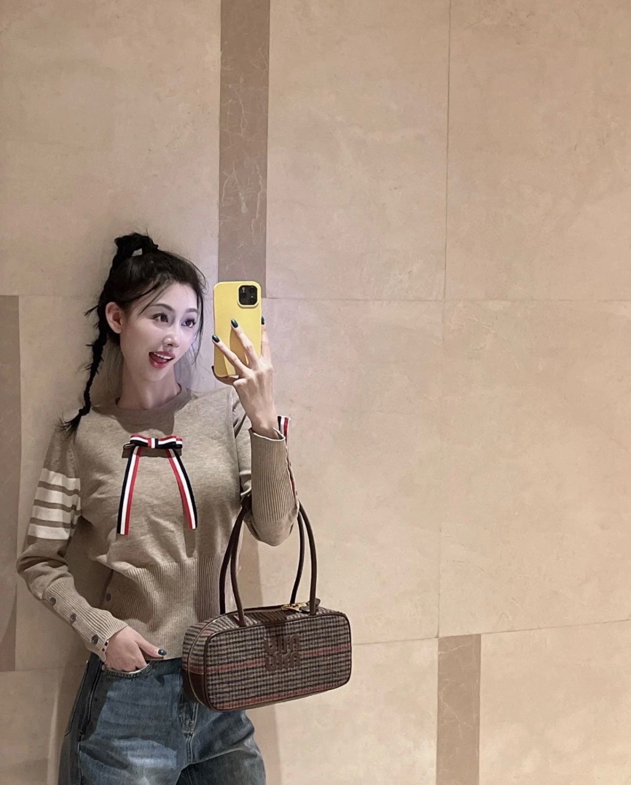  💰105
TB💙学院风可拆卸蝴蝶结毛衣​​✨
这款tb风卡其色针织毛衣，学院风满满！袖子上四条杠+可拆卸蝴蝶结，细节感拉满🎀。针织材质柔软舒适，春秋冬穿超合适。纽扣装饰让层次感更丰富，搭配百褶裙或高腰裤，轻松get优雅知性风👗。质感在线，通勤休闲都能穿！
📍均码衣长53胸围86
颜色：卡其