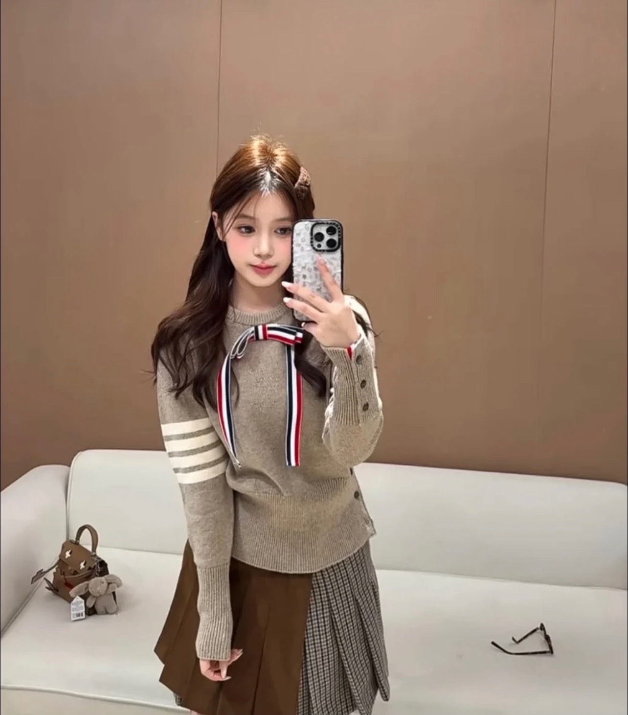  💰105
TB💙学院风可拆卸蝴蝶结毛衣​​✨
这款tb风卡其色针织毛衣，学院风满满！袖子上四条杠+可拆卸蝴蝶结，细节感拉满🎀。针织材质柔软舒适，春秋冬穿超合适。纽扣装饰让层次感更丰富，搭配百褶裙或高腰裤，轻松get优雅知性风👗。质感在线，通勤休闲都能穿！
📍均码衣长53胸围86
颜色：卡其