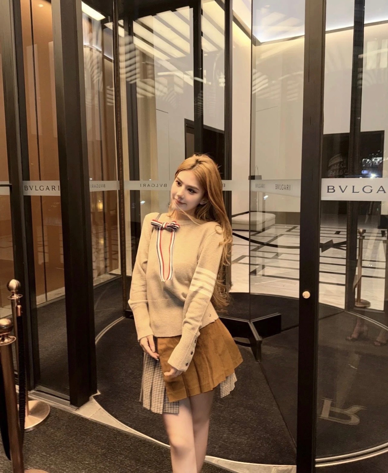  💰105
TB💙学院风可拆卸蝴蝶结毛衣​​✨
这款tb风卡其色针织毛衣，学院风满满！袖子上四条杠+可拆卸蝴蝶结，细节感拉满🎀。针织材质柔软舒适，春秋冬穿超合适。纽扣装饰让层次感更丰富，搭配百褶裙或高腰裤，轻松get优雅知性风👗。质感在线，通勤休闲都能穿！
📍均码衣长53胸围86
颜色：卡其