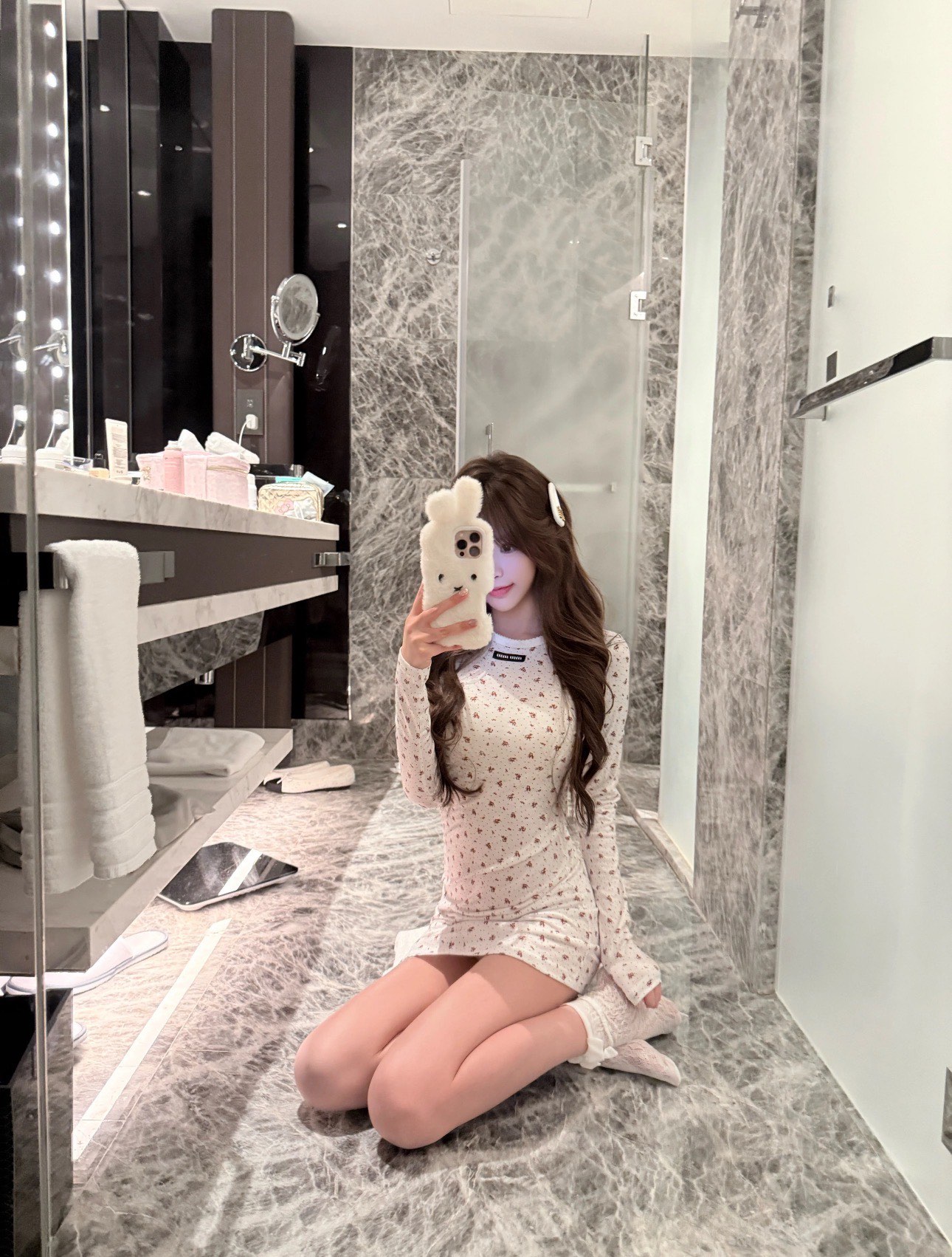  💰90
𝐌𝟏𝐔/缪缪🏠 碎花连衣裙💕
纯欲白💭
白月光系列碎花连衣裙
上身奶乖奶乖的～
真的好喜欢这个纯欲系
颜色：白色
码数：S/M/L
s码推荐： 80~100
m码推荐：100～115
L 码推荐： 115～135 