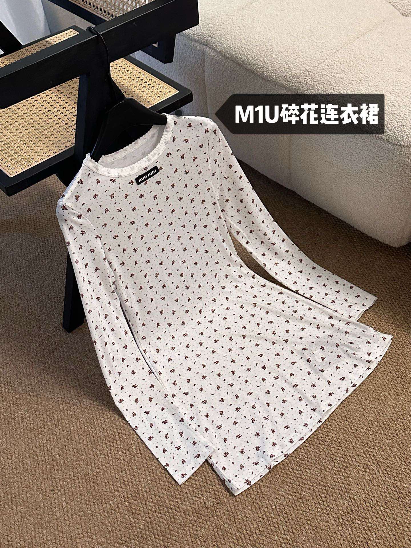  💰90
𝐌𝟏𝐔/缪缪🏠 碎花连衣裙💕
纯欲白💭
白月光系列碎花连衣裙
上身奶乖奶乖的～
真的好喜欢这个纯欲系
颜色：白色
码数：S/M/L
s码推荐： 80~100
m码推荐：100～115
L 码推荐： 115～135 