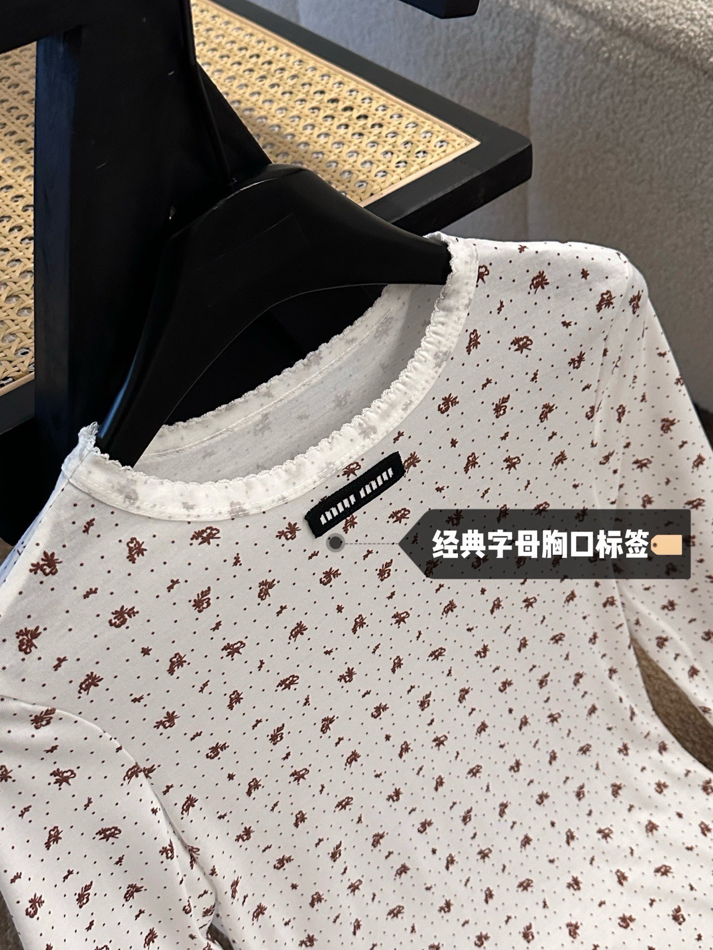  💰90
𝐌𝟏𝐔/缪缪🏠 碎花连衣裙💕
纯欲白💭
白月光系列碎花连衣裙
上身奶乖奶乖的～
真的好喜欢这个纯欲系
颜色：白色
码数：S/M/L
s码推荐： 80~100
m码推荐：100～115
L 码推荐： 115～135 