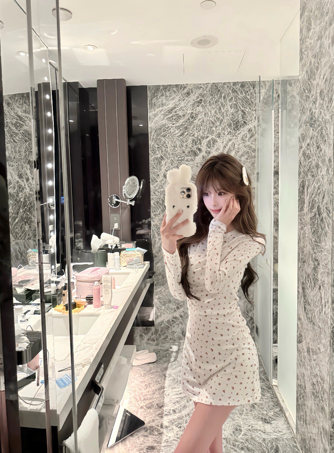  💰90
𝐌𝟏𝐔/缪缪🏠 碎花连衣裙💕
纯欲白💭
白月光系列碎花连衣裙
上身奶乖奶乖的～
真的好喜欢这个纯欲系
颜色：白色
码数：S/M/L
s码推荐： 80~100
m码推荐：100～115
L 码推荐： 115～135 