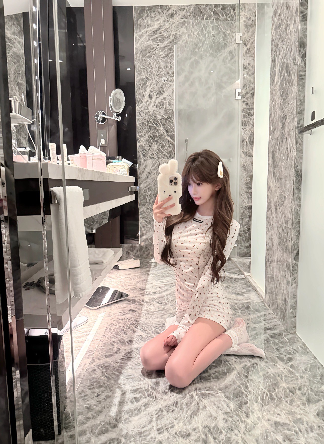  💰90
𝐌𝟏𝐔/缪缪🏠 碎花连衣裙💕
纯欲白💭
白月光系列碎花连衣裙
上身奶乖奶乖的～
真的好喜欢这个纯欲系
颜色：白色
码数：S/M/L
s码推荐： 80~100
m码推荐：100～115
L 码推荐： 115～135 