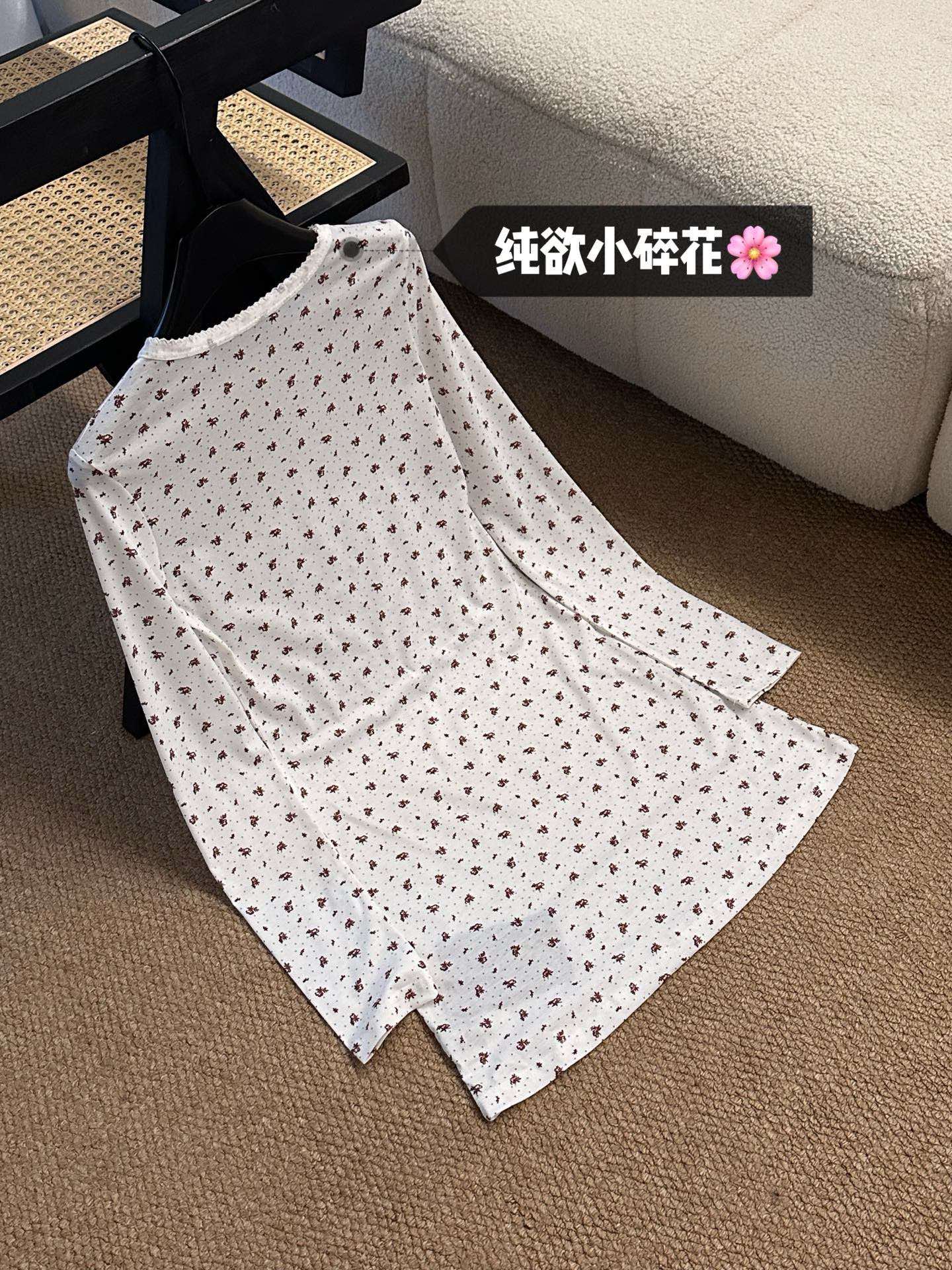  💰90
𝐌𝟏𝐔/缪缪🏠 碎花连衣裙💕
纯欲白💭
白月光系列碎花连衣裙
上身奶乖奶乖的～
真的好喜欢这个纯欲系
颜色：白色
码数：S/M/L
s码推荐： 80~100
m码推荐：100～115
L 码推荐： 115～135 