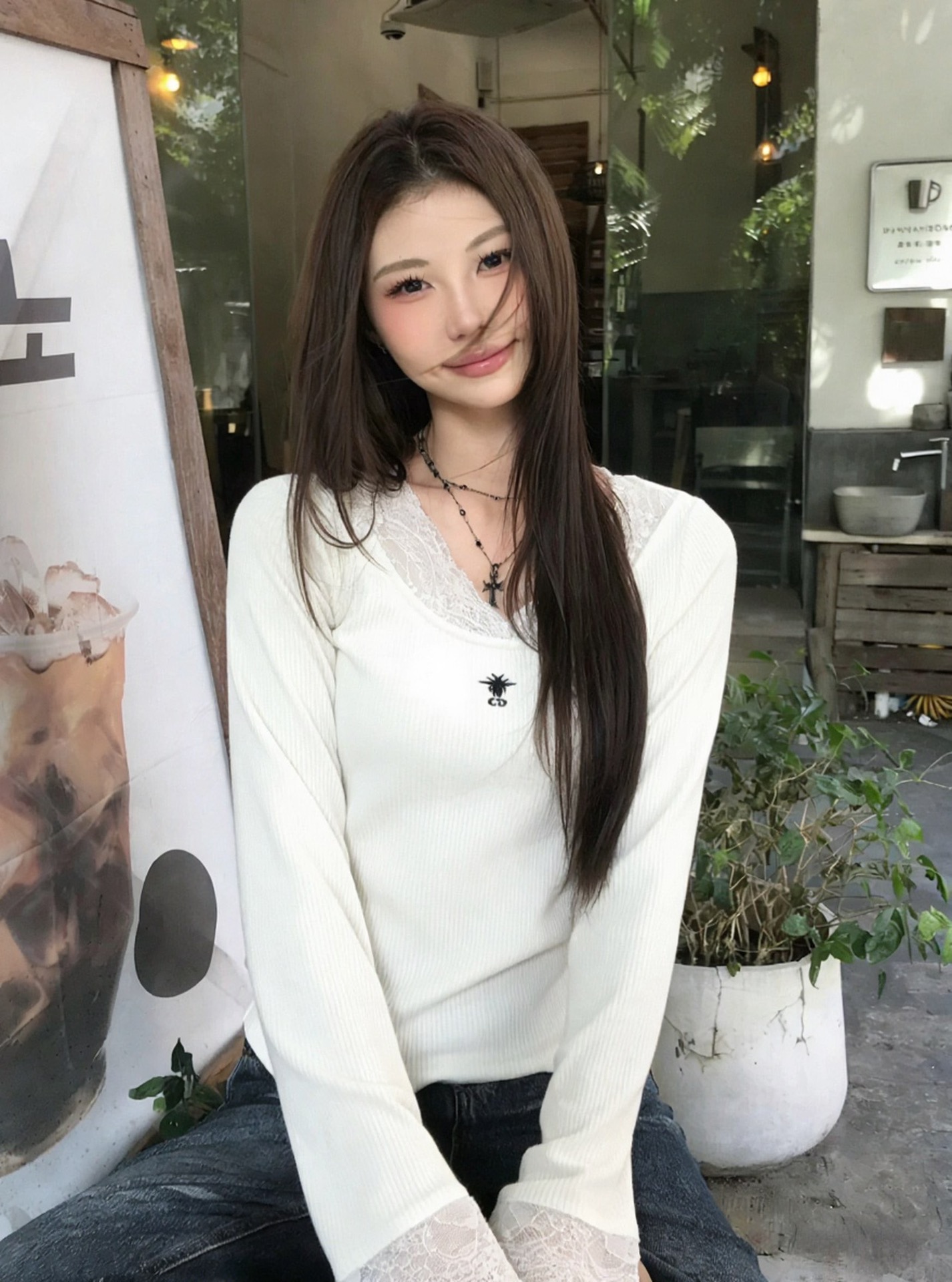  💰105
Diro/迪奥🏠 25ss新款打底上衣🌻
高级大气  柔软弹力很舒服 满满的穿搭高级感  创新面料 轻盈柔软 实物非常赞！紧身显身材 上身洋气百搭，穿搭好看 脱掉外套里搭也是美美的！高品质做工看细节～
颜色：白色 黑色
尺码：SML
s码推荐： 80~100
m码推荐：100～115
L 码推荐： 115～135