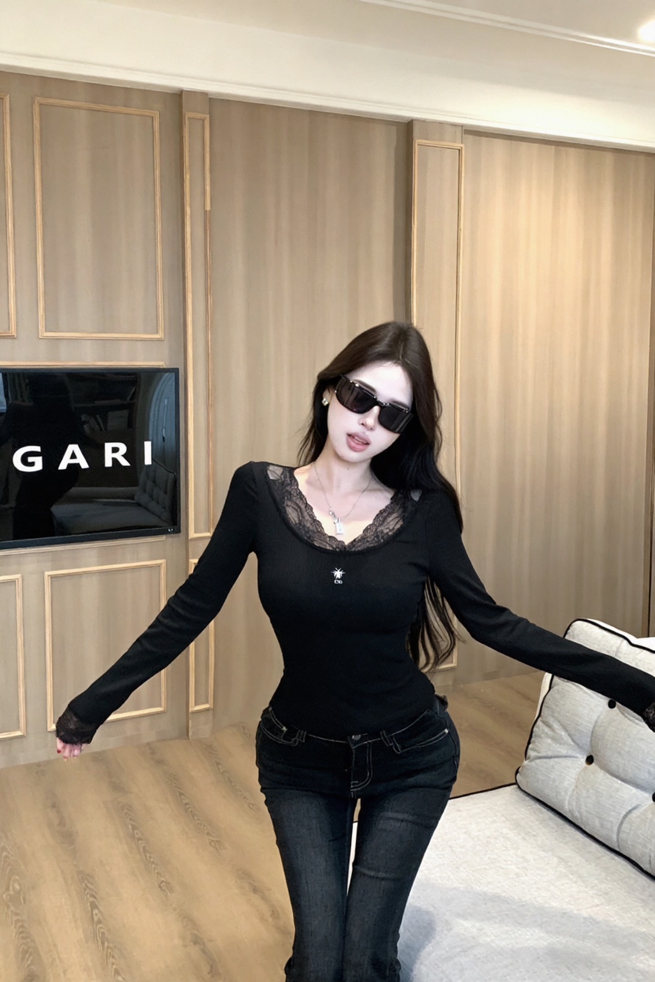  💰105
Diro/迪奥🏠 25ss新款打底上衣🌻
高级大气  柔软弹力很舒服 满满的穿搭高级感  创新面料 轻盈柔软 实物非常赞！紧身显身材 上身洋气百搭，穿搭好看 脱掉外套里搭也是美美的！高品质做工看细节～
颜色：白色 黑色
尺码：SML
s码推荐： 80~100
m码推荐：100～115
L 码推荐： 115～135