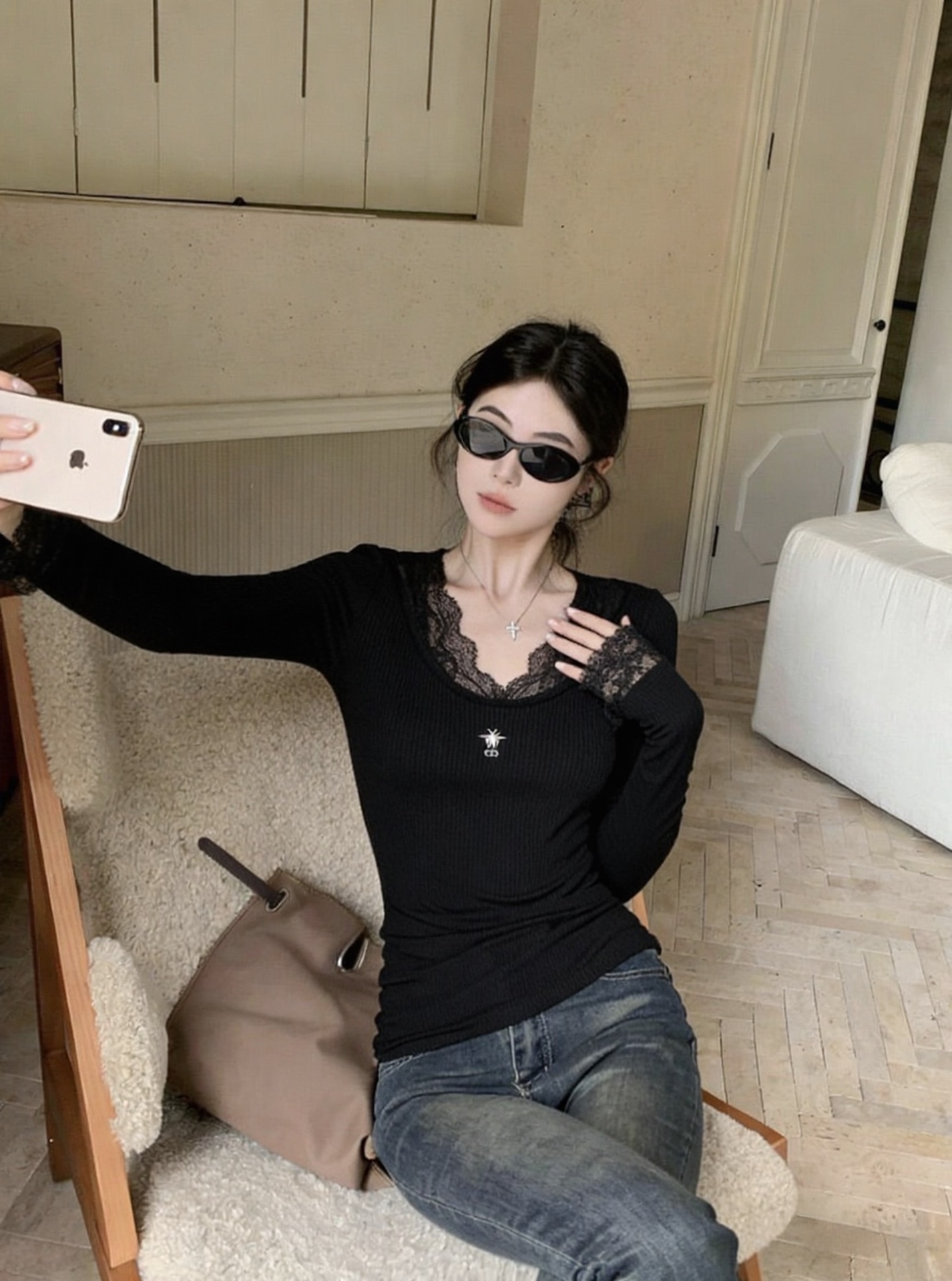  💰105
Diro/迪奥🏠 25ss新款打底上衣🌻
高级大气  柔软弹力很舒服 满满的穿搭高级感  创新面料 轻盈柔软 实物非常赞！紧身显身材 上身洋气百搭，穿搭好看 脱掉外套里搭也是美美的！高品质做工看细节～
颜色：白色 黑色
尺码：SML
s码推荐： 80~100
m码推荐：100～115
L 码推荐： 115～135