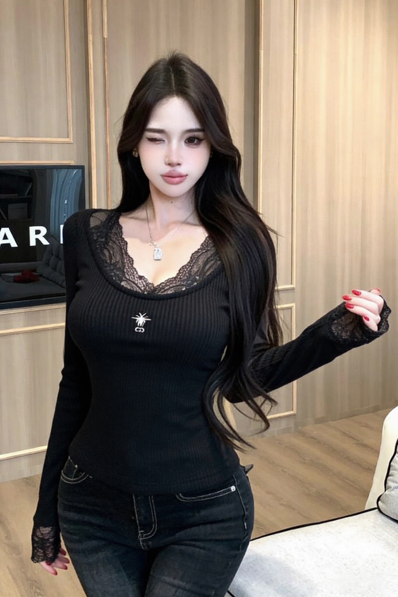  💰105
Diro/迪奥🏠 25ss新款打底上衣🌻
高级大气  柔软弹力很舒服 满满的穿搭高级感  创新面料 轻盈柔软 实物非常赞！紧身显身材 上身洋气百搭，穿搭好看 脱掉外套里搭也是美美的！高品质做工看细节～
颜色：白色 黑色
尺码：SML
s码推荐： 80~100
m码推荐：100～115
L 码推荐： 115～135