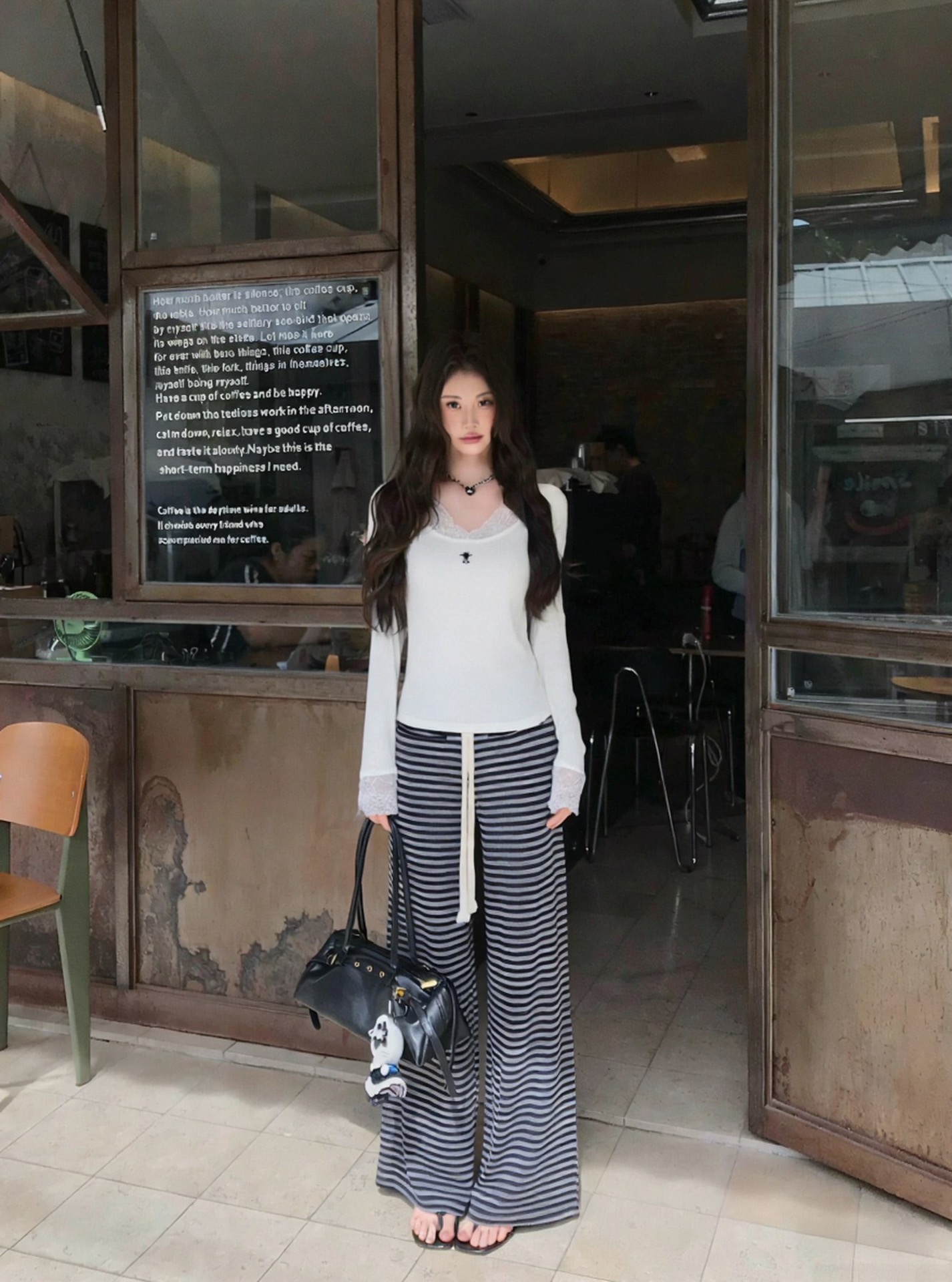  💰105
Diro/迪奥🏠 25ss新款打底上衣🌻
高级大气  柔软弹力很舒服 满满的穿搭高级感  创新面料 轻盈柔软 实物非常赞！紧身显身材 上身洋气百搭，穿搭好看 脱掉外套里搭也是美美的！高品质做工看细节～
颜色：白色 黑色
尺码：SML
s码推荐： 80~100
m码推荐：100～115
L 码推荐： 115～135