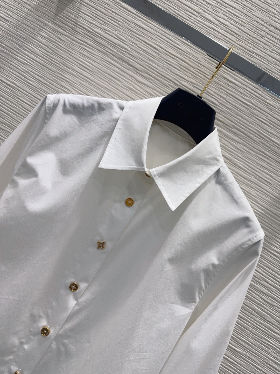  💰120
 Lv /驴🏠 翻领襟扣衬衫🌻
翻领长袖衬衣版型，配合前襟不重复的四叶草印刻圆扣造型～
颜色：白色
码数：S/M/L
s码推荐： 80~100
m码推荐：100～115
L 码推荐： 115～135 