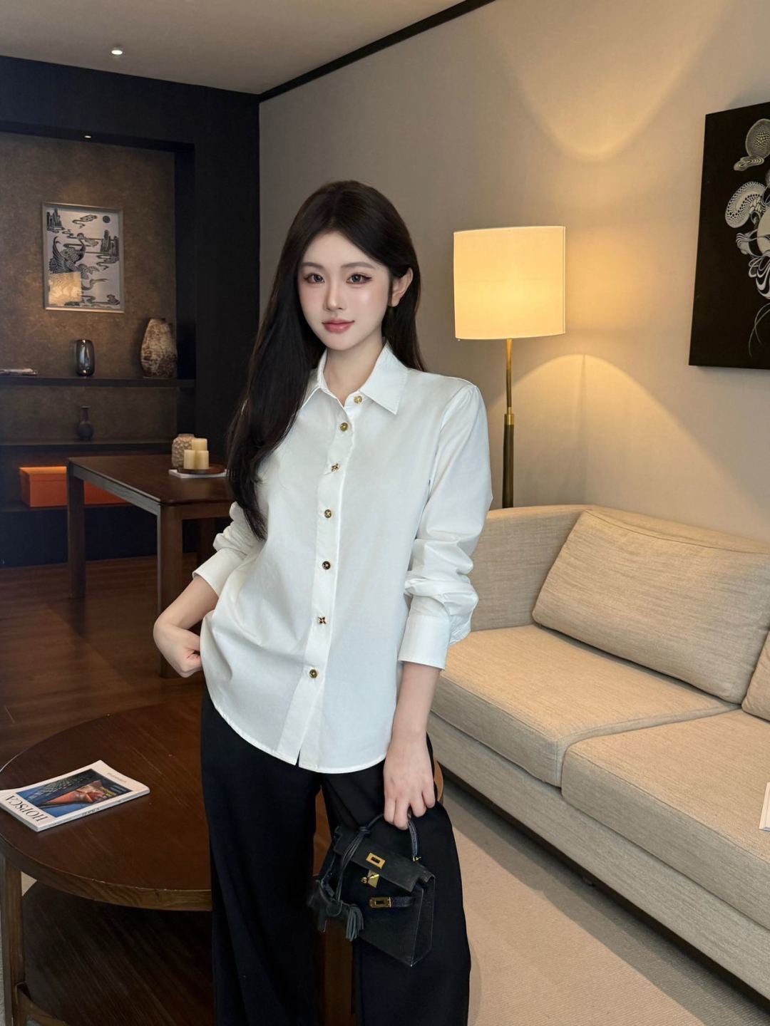  💰120
 Lv /驴🏠 翻领襟扣衬衫🌻
翻领长袖衬衣版型，配合前襟不重复的四叶草印刻圆扣造型～
颜色：白色
码数：S/M/L
s码推荐： 80~100
m码推荐：100～115
L 码推荐： 115～135 