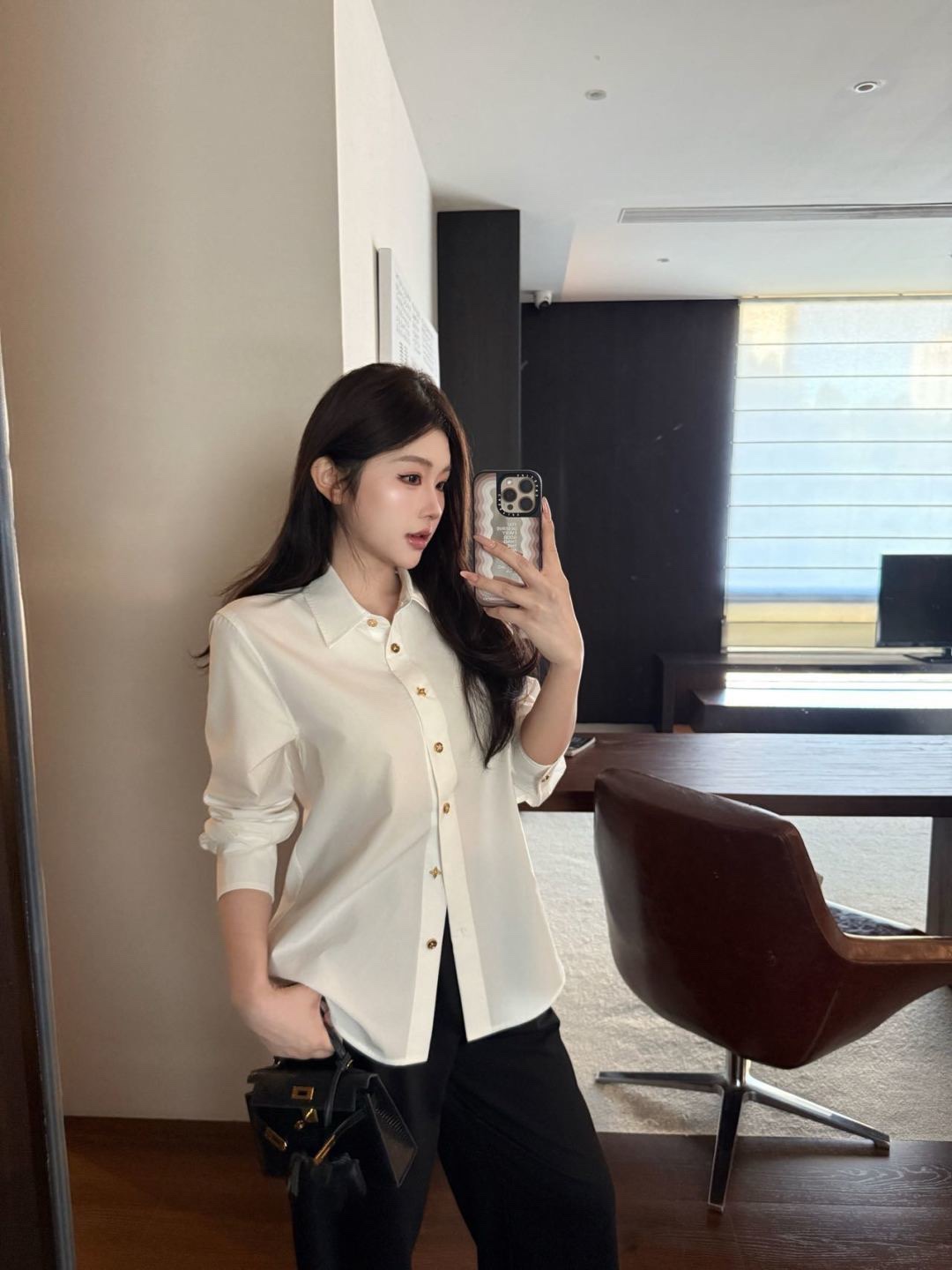  💰120
 Lv /驴🏠 翻领襟扣衬衫🌻
翻领长袖衬衣版型，配合前襟不重复的四叶草印刻圆扣造型～
颜色：白色
码数：S/M/L
s码推荐： 80~100
m码推荐：100～115
L 码推荐： 115～135 