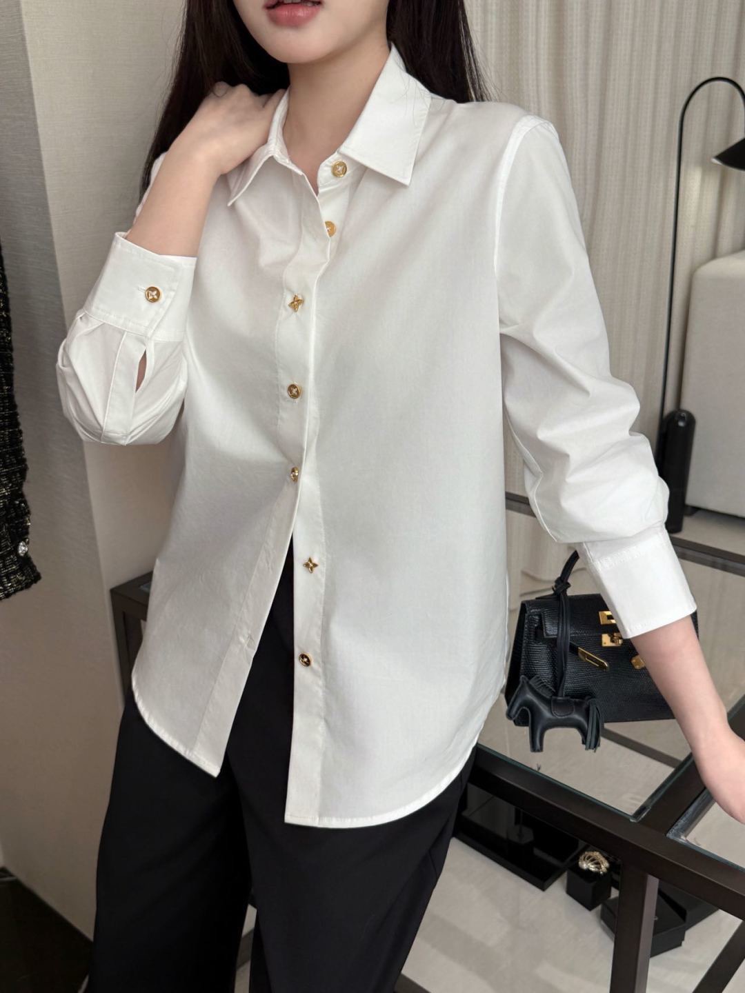  💰120
 Lv /驴🏠 翻领襟扣衬衫🌻
翻领长袖衬衣版型，配合前襟不重复的四叶草印刻圆扣造型～
颜色：白色
码数：S/M/L
s码推荐： 80~100
m码推荐：100～115
L 码推荐： 115～135 