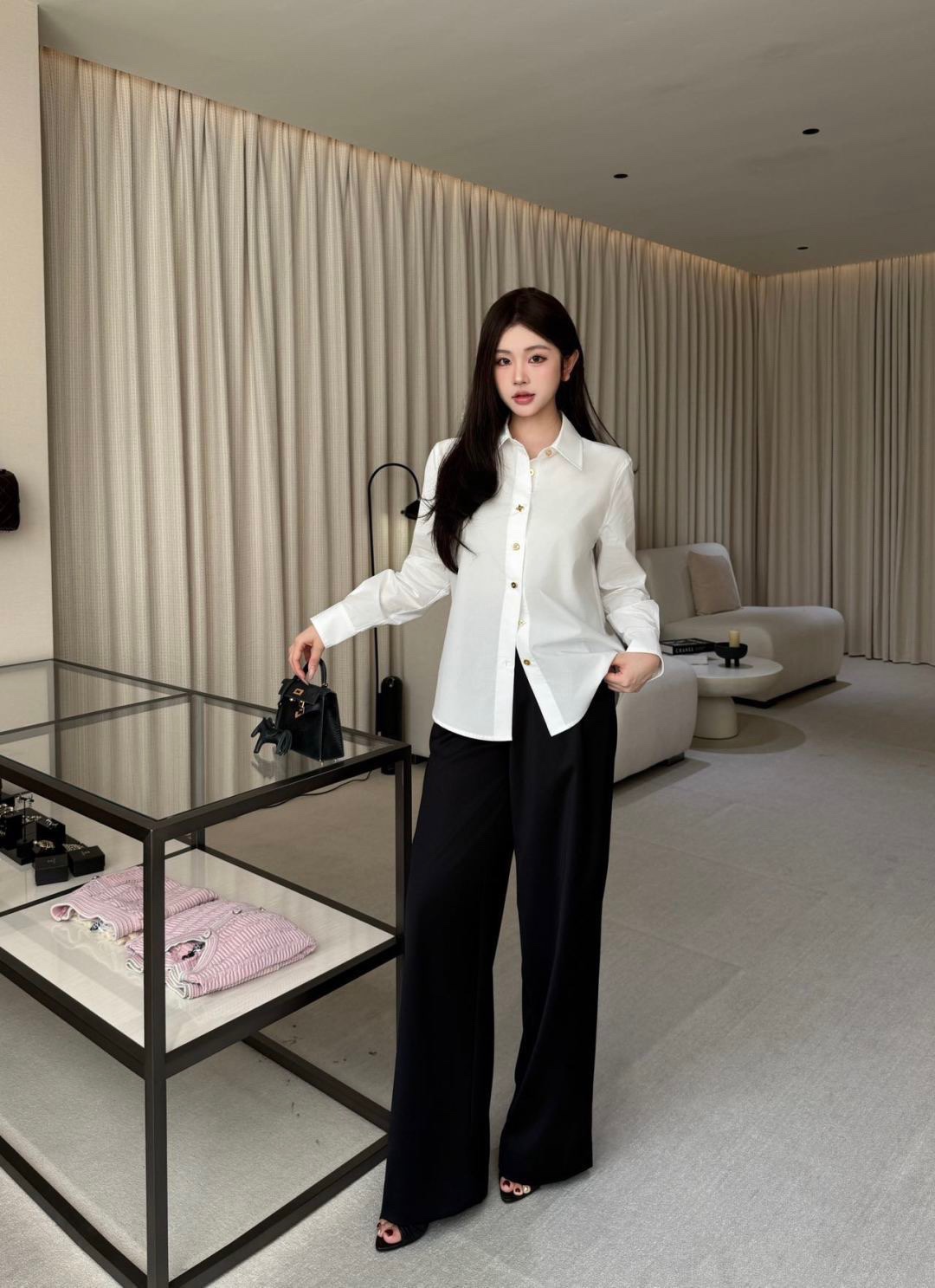  💰120
 Lv /驴🏠 翻领襟扣衬衫🌻
翻领长袖衬衣版型，配合前襟不重复的四叶草印刻圆扣造型～
颜色：白色
码数：S/M/L
s码推荐： 80~100
m码推荐：100～115
L 码推荐： 115～135 