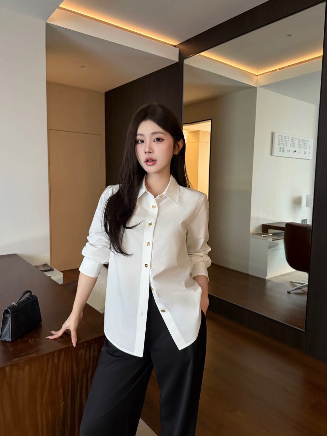  💰120
 Lv /驴🏠 翻领襟扣衬衫🌻
翻领长袖衬衣版型，配合前襟不重复的四叶草印刻圆扣造型～
颜色：白色
码数：S/M/L
s码推荐： 80~100
m码推荐：100～115
L 码推荐： 115～135 