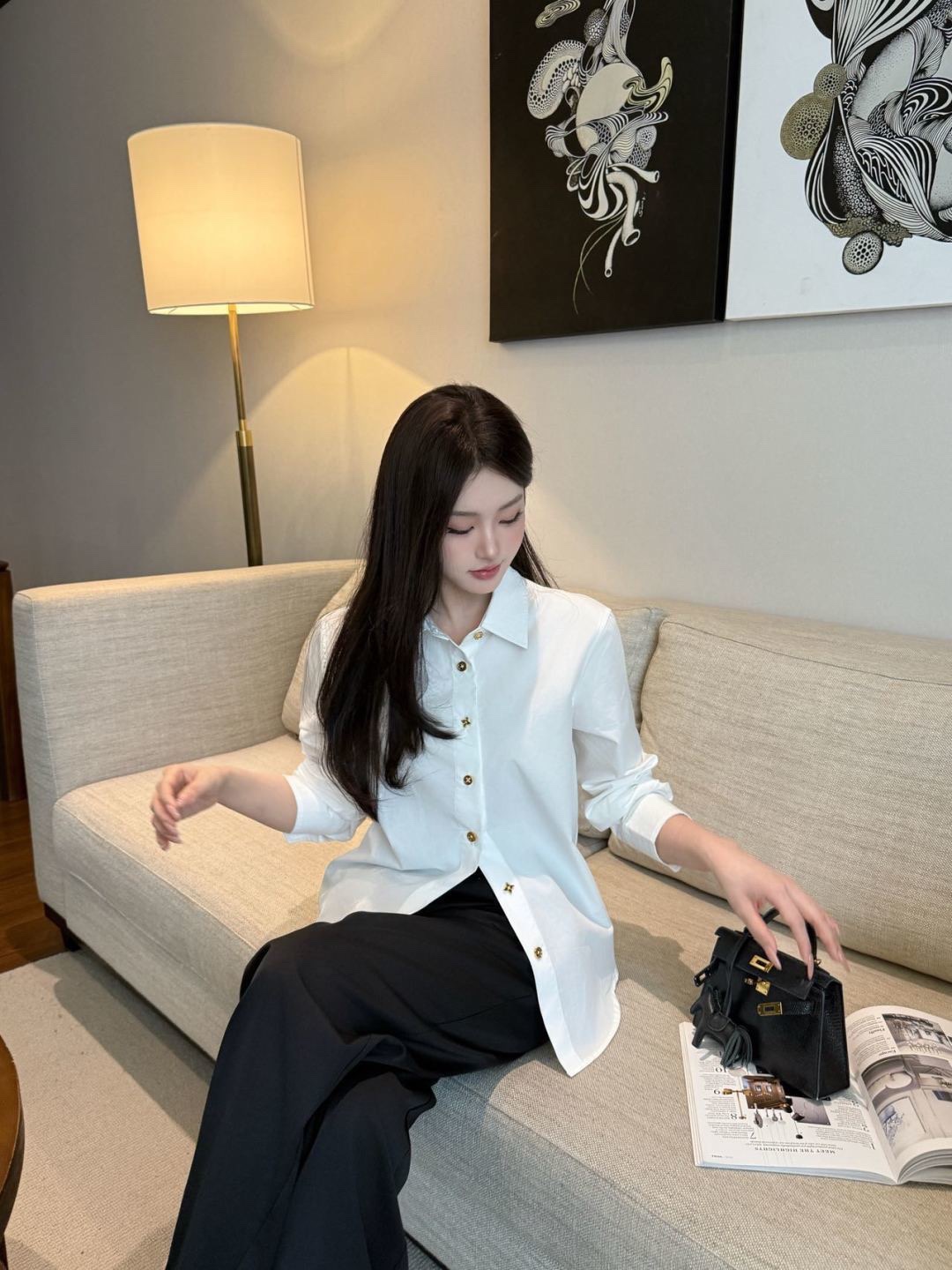  💰120
 Lv /驴🏠 翻领襟扣衬衫🌻
翻领长袖衬衣版型，配合前襟不重复的四叶草印刻圆扣造型～
颜色：白色
码数：S/M/L
s码推荐： 80~100
m码推荐：100～115
L 码推荐： 115～135 