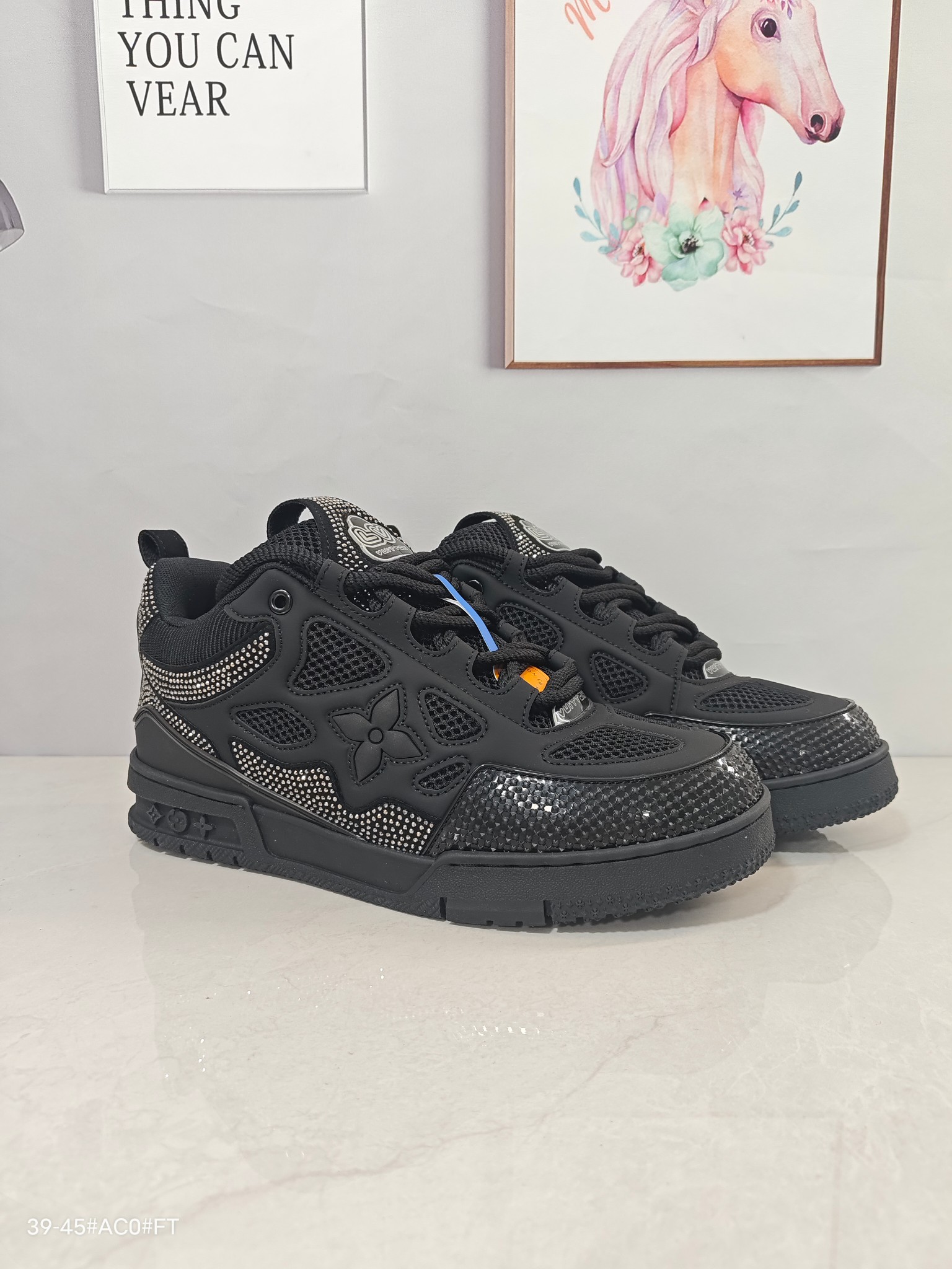 💰200核心私
公司级✅Louis vuitton Trainer Sneaker Low 路易威登 休闲运动文化百搭板鞋 
舒适防滑底和百搭性霸屏整个时尚娱乐圈 细节调整完美主义 鞋面采用柔软皮革鞋面 独家开模大底 侧边采用3D打印标志性Logo 尽显贵族时尚气息 配带正品全套包装
尺码:36-46
ID:ZDD474-DZS