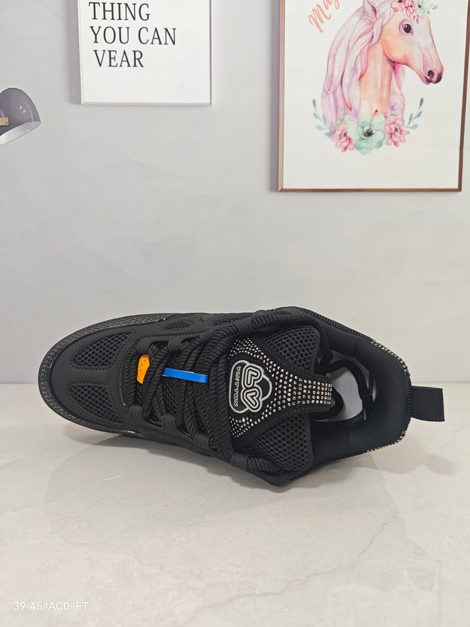 💰200核心私
公司级✅Louis vuitton Trainer Sneaker Low 路易威登 休闲运动文化百搭板鞋 
舒适防滑底和百搭性霸屏整个时尚娱乐圈 细节调整完美主义 鞋面采用柔软皮革鞋面 独家开模大底 侧边采用3D打印标志性Logo 尽显贵族时尚气息 配带正品全套包装
尺码:36-46
ID:ZDD474-DZS