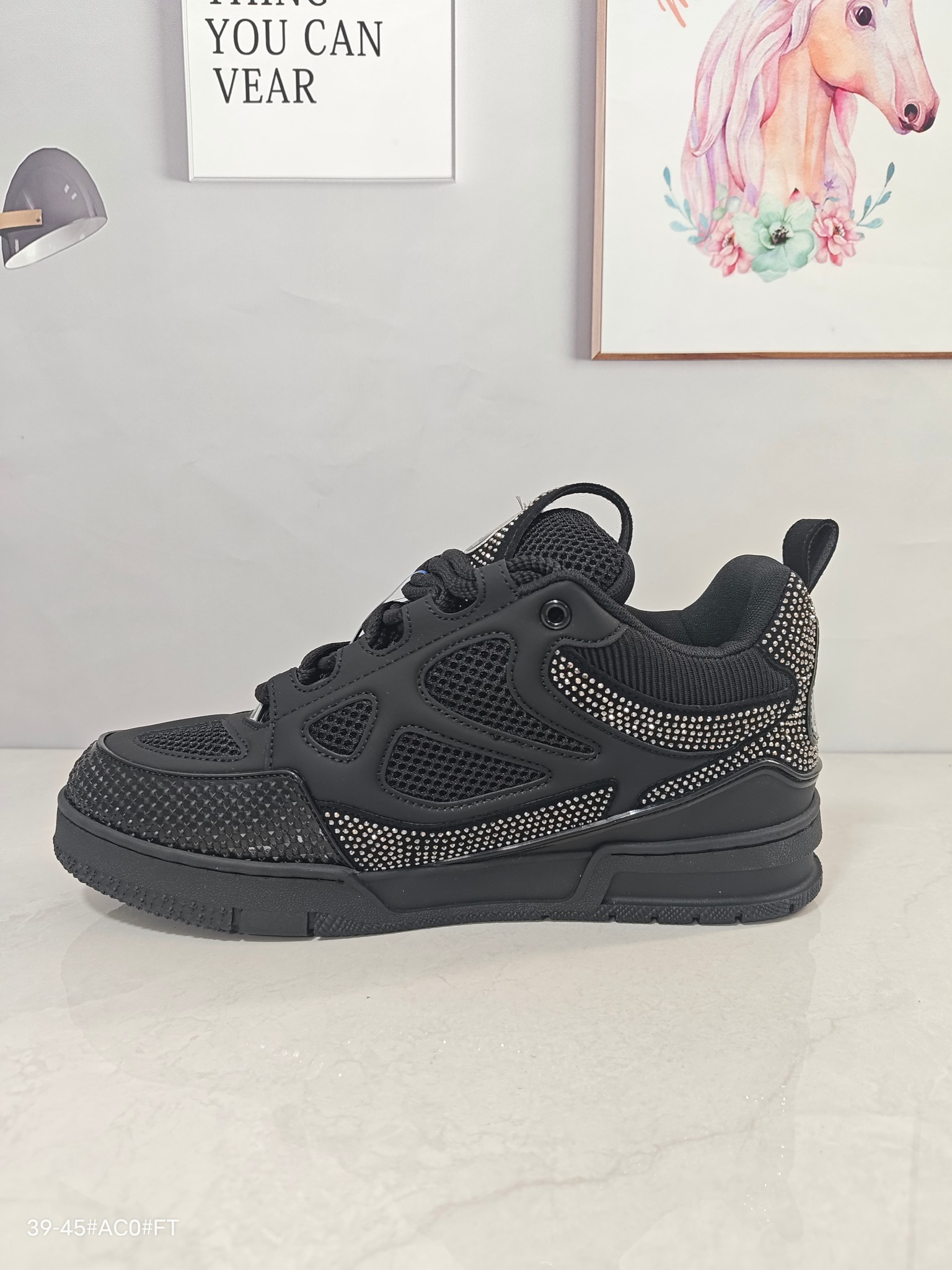 💰200核心私
公司级✅Louis vuitton Trainer Sneaker Low 路易威登 休闲运动文化百搭板鞋 
舒适防滑底和百搭性霸屏整个时尚娱乐圈 细节调整完美主义 鞋面采用柔软皮革鞋面 独家开模大底 侧边采用3D打印标志性Logo 尽显贵族时尚气息 配带正品全套包装
尺码:36-46
ID:ZDD474-DZS
