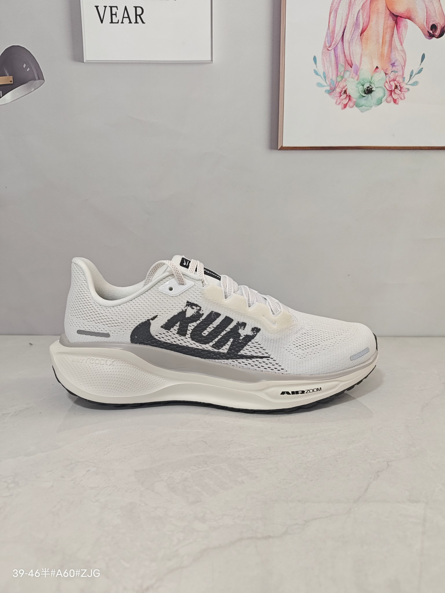 本地💰150 ▪️匠心纯原 平台渠道订单 Nike Air Zoom Pegasus 41 舒适百搭耐磨透气 低帮 马拉松跑步鞋 白黑 飞马41代 ▪️尺码：39-46（39 40 40.5 41 42 42.5 43 44 44.5 45 46） ▪️货号：IB5697-100 ▪️Nike Pegasus 41 搭载了新升级的 ReactX 泡绵，比起 React 提升了13%的能量回馈，此外还加装了Air Zoom 缓震气垫，每一步都来劲儿！跑者们喜欢的细节，我们都一一保留。鞋面新增工程网眼设计，减轻重量同时升级透气性，长跑也不易闷脚。搭载两个 Air Zoom 缓震配置和全新 ReactX泡绵中底，强强组合，回弹更来劲。