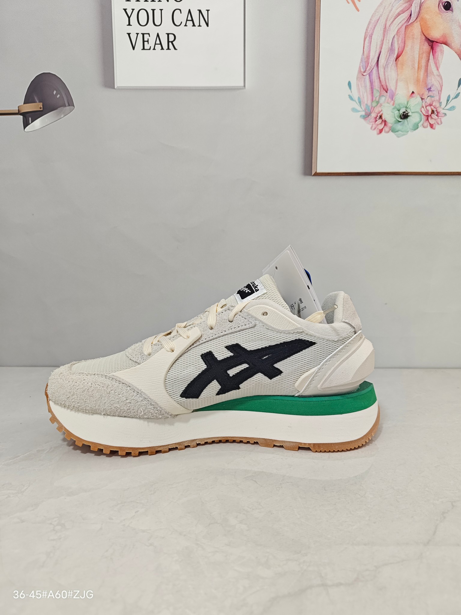 💰160 ▪️LX纯原 Onitsuka Tiger鬼塚虎 Moage Co 时尚厚底 低帮跑步鞋 男女同款 米白绿 ▪️鬼冢虎MOAGE CO跑步鞋是一款集时尚与功能于一体的运动休闲鞋款,采用了复古的设计风格,同时融入了现代的时尚元素,整体外观简洁大方,富有层次感。鞋面采用橡胶、皮革、牛皮以及超细纤维合成革等多种材质拼接而成,不仅质感十足,而且具有良好的透气性和耐磨性。鞋底采用耐磨的橡胶材质,具有良好的抓地力和防滑性能,能够在各种路面上提供稳定的支撑。由于鞋面采用了多种透气材质,加上鞋垫的透气性也很好,所以这款鞋的透气性非常出色,适合长时间穿着。鞋底的橡胶材质非常坚固,经测试具有很好的耐磨性,能够延长鞋子的使用寿命。鞋子的内部空间比较宽敞,不会挤压脚部,圆头设计也让脚趾有足够的活动空间,穿着非常舒适。此外,鞋垫的弹性和支撑力也非常好,能够有效地缓解脚部的压力。鬼冢虎MOAGE CO跑步鞋适合四季通用,无论是日常休闲、运动健身还是户外旅行等场景都能轻松应对。其时尚百搭的外观和舒适的穿着体验也让它成为了一款备受消费者喜爱的鞋款。 ▪️尺码:36-45(36 37 37.5 38 39 39.5 40 40.5 41.5 42 42.5 43.5 44 44.5 45) ▪️货号:1183B555-103