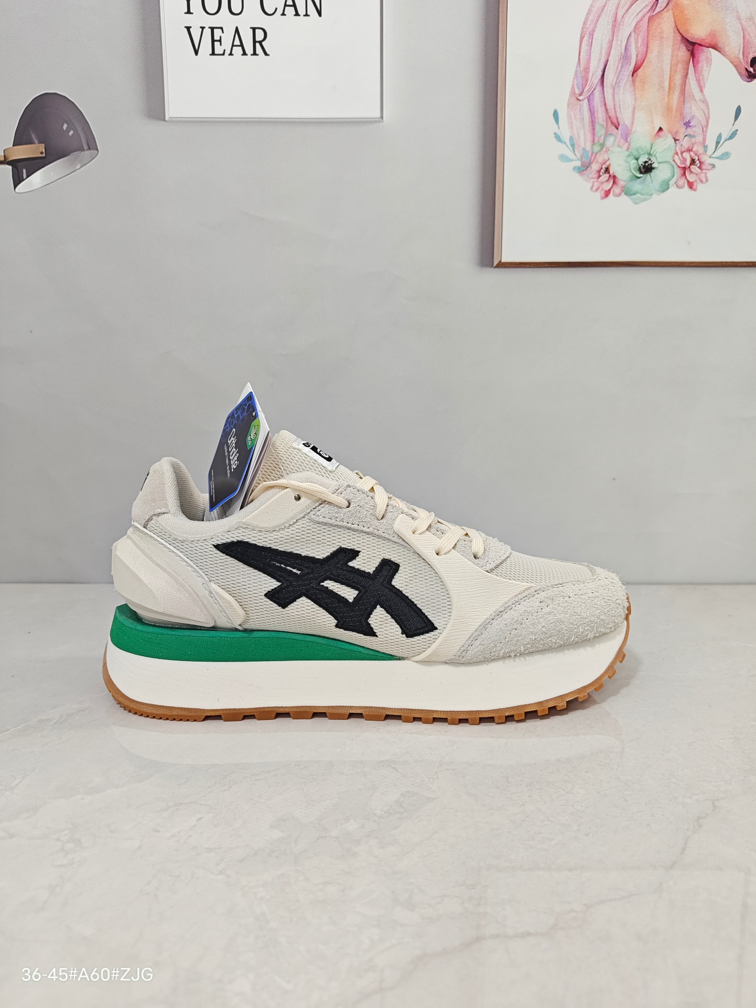 💰160 ▪️LX纯原 Onitsuka Tiger鬼塚虎 Moage Co 时尚厚底 低帮跑步鞋 男女同款 米白绿 ▪️鬼冢虎MOAGE CO跑步鞋是一款集时尚与功能于一体的运动休闲鞋款，采用了复古的设计风格，同时融入了现代的时尚元素，整体外观简洁大方，富有层次感。鞋面采用橡胶、皮革、牛皮以及超细纤维合成革等多种材质拼接而成，不仅质感十足，而且具有良好的透气性和耐磨性。鞋底采用耐磨的橡胶材质，具有良好的抓地力和防滑性能，能够在各种路面上提供稳定的支撑。由于鞋面采用了多种透气材质，加上鞋垫的透气性也很好，所以这款鞋的透气性非常出色，适合长时间穿着。鞋底的橡胶材质非常坚固，经测试具有很好的耐磨性，能够延长鞋子的使用寿命。鞋子的内部空间比较宽敞，不会挤压脚部，圆头设计也让脚趾有足够的活动空间，穿着非常舒适。此外，鞋垫的弹性和支撑力也非常好，能够有效地缓解脚部的压力。鬼冢虎MOAGE CO跑步鞋适合四季通用，无论是日常休闲、运动健身还是户外旅行等场景都能轻松应对。其时尚百搭的外观和舒适的穿着体验也让它成为了一款备受消费者喜爱的鞋款。 ▪️尺码：36-45（36 37 37.5 38 39 39.5 40 40.5 41.5 42 42.5 43.5 44 44.5 45） ▪️货号：1183B555-103