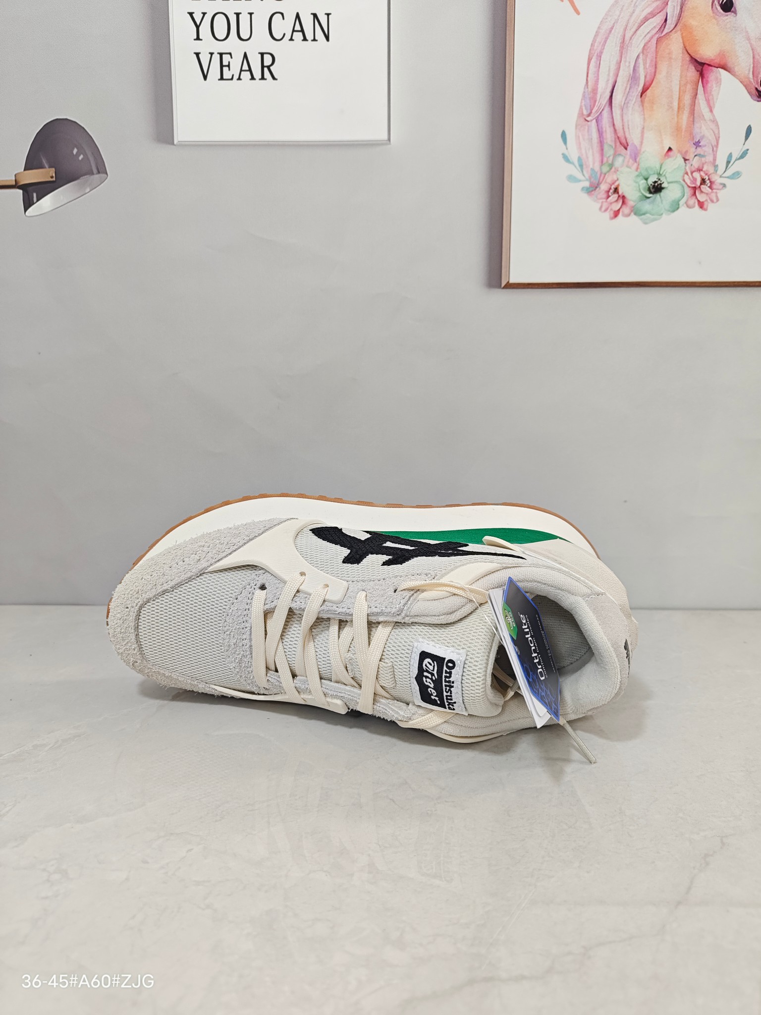 💰160 ▪️LX纯原 Onitsuka Tiger鬼塚虎 Moage Co 时尚厚底 低帮跑步鞋 男女同款 米白绿 ▪️鬼冢虎MOAGE CO跑步鞋是一款集时尚与功能于一体的运动休闲鞋款,采用了复古的设计风格,同时融入了现代的时尚元素,整体外观简洁大方,富有层次感。鞋面采用橡胶、皮革、牛皮以及超细纤维合成革等多种材质拼接而成,不仅质感十足,而且具有良好的透气性和耐磨性。鞋底采用耐磨的橡胶材质,具有良好的抓地力和防滑性能,能够在各种路面上提供稳定的支撑。由于鞋面采用了多种透气材质,加上鞋垫的透气性也很好,所以这款鞋的透气性非常出色,适合长时间穿着。鞋底的橡胶材质非常坚固,经测试具有很好的耐磨性,能够延长鞋子的使用寿命。鞋子的内部空间比较宽敞,不会挤压脚部,圆头设计也让脚趾有足够的活动空间,穿着非常舒适。此外,鞋垫的弹性和支撑力也非常好,能够有效地缓解脚部的压力。鬼冢虎MOAGE CO跑步鞋适合四季通用,无论是日常休闲、运动健身还是户外旅行等场景都能轻松应对。其时尚百搭的外观和舒适的穿着体验也让它成为了一款备受消费者喜爱的鞋款。 ▪️尺码:36-45(36 37 37.5 38 39 39.5 40 40.5 41.5 42 42.5 43.5 44 44.5 45) ▪️货号:1183B555-103