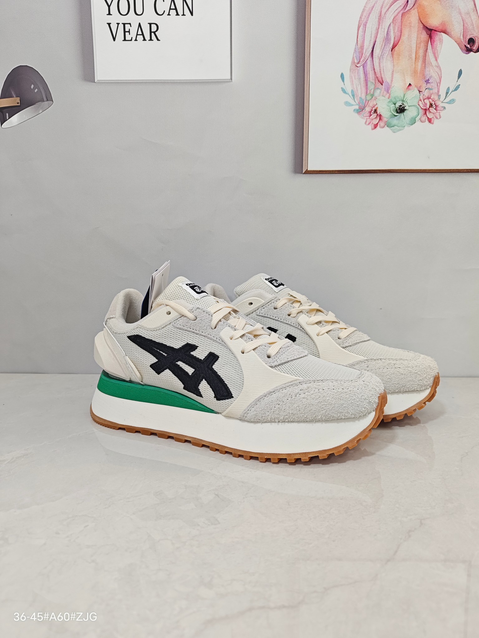 💰160 ▪️LX纯原 Onitsuka Tiger鬼塚虎 Moage Co 时尚厚底 低帮跑步鞋 男女同款 米白绿 ▪️鬼冢虎MOAGE CO跑步鞋是一款集时尚与功能于一体的运动休闲鞋款,采用了复古的设计风格,同时融入了现代的时尚元素,整体外观简洁大方,富有层次感。鞋面采用橡胶、皮革、牛皮以及超细纤维合成革等多种材质拼接而成,不仅质感十足,而且具有良好的透气性和耐磨性。鞋底采用耐磨的橡胶材质,具有良好的抓地力和防滑性能,能够在各种路面上提供稳定的支撑。由于鞋面采用了多种透气材质,加上鞋垫的透气性也很好,所以这款鞋的透气性非常出色,适合长时间穿着。鞋底的橡胶材质非常坚固,经测试具有很好的耐磨性,能够延长鞋子的使用寿命。鞋子的内部空间比较宽敞,不会挤压脚部,圆头设计也让脚趾有足够的活动空间,穿着非常舒适。此外,鞋垫的弹性和支撑力也非常好,能够有效地缓解脚部的压力。鬼冢虎MOAGE CO跑步鞋适合四季通用,无论是日常休闲、运动健身还是户外旅行等场景都能轻松应对。其时尚百搭的外观和舒适的穿着体验也让它成为了一款备受消费者喜爱的鞋款。 ▪️尺码:36-45(36 37 37.5 38 39 39.5 40 40.5 41.5 42 42.5 43.5 44 44.5 45) ▪️货号:1183B555-103