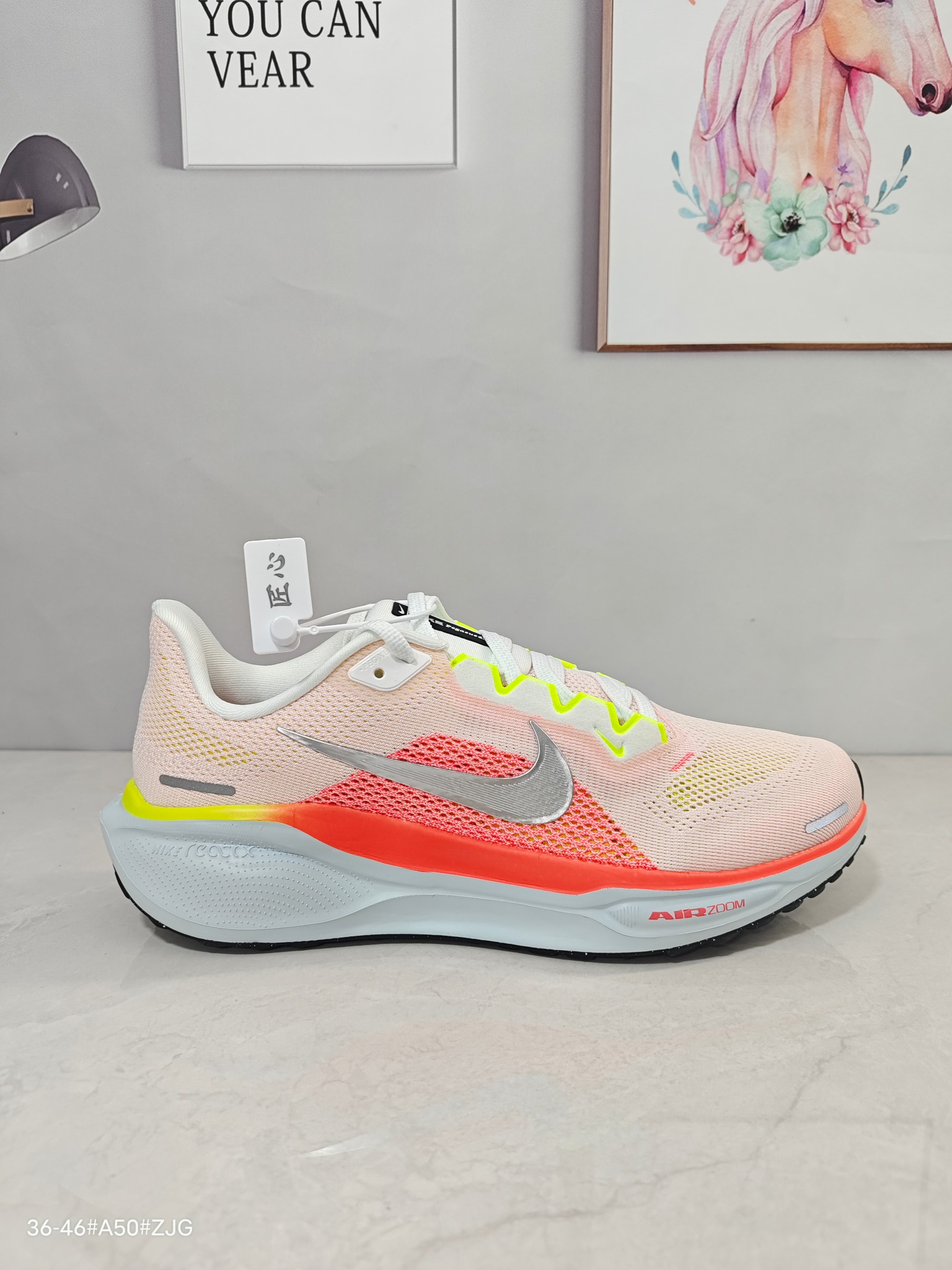 本地💰150 ▪️匠心纯原 平台渠道订单 Nike Air Zoom Pegasus 41 舒适百搭耐磨透气 低帮 马拉松跑步鞋 米粉色 飞马41代 ▪️尺码:36-46(36 36.5 37.5 38 38.5 39 40 40.5 41 42 42.5 43 44 44.5 45 46) ▪️货号:FD2722-100/FD2723-100 ▪️Nike Pegasus 41 搭载了新升级的 ReactX 泡绵,比起 React 提升了 13%的能量回馈,此外还加装了Air Zoom 缓震气垫,每一步都来劲儿!跑者们喜欢的细节,我们都一一保留。鞋面新增工程网眼设计,减轻重量同时升级透气性,长跑也不易闷脚。搭载两个 Air Zoom 缓震配置和全新 ReactX泡绵中底,强强组合,回弹更来劲。