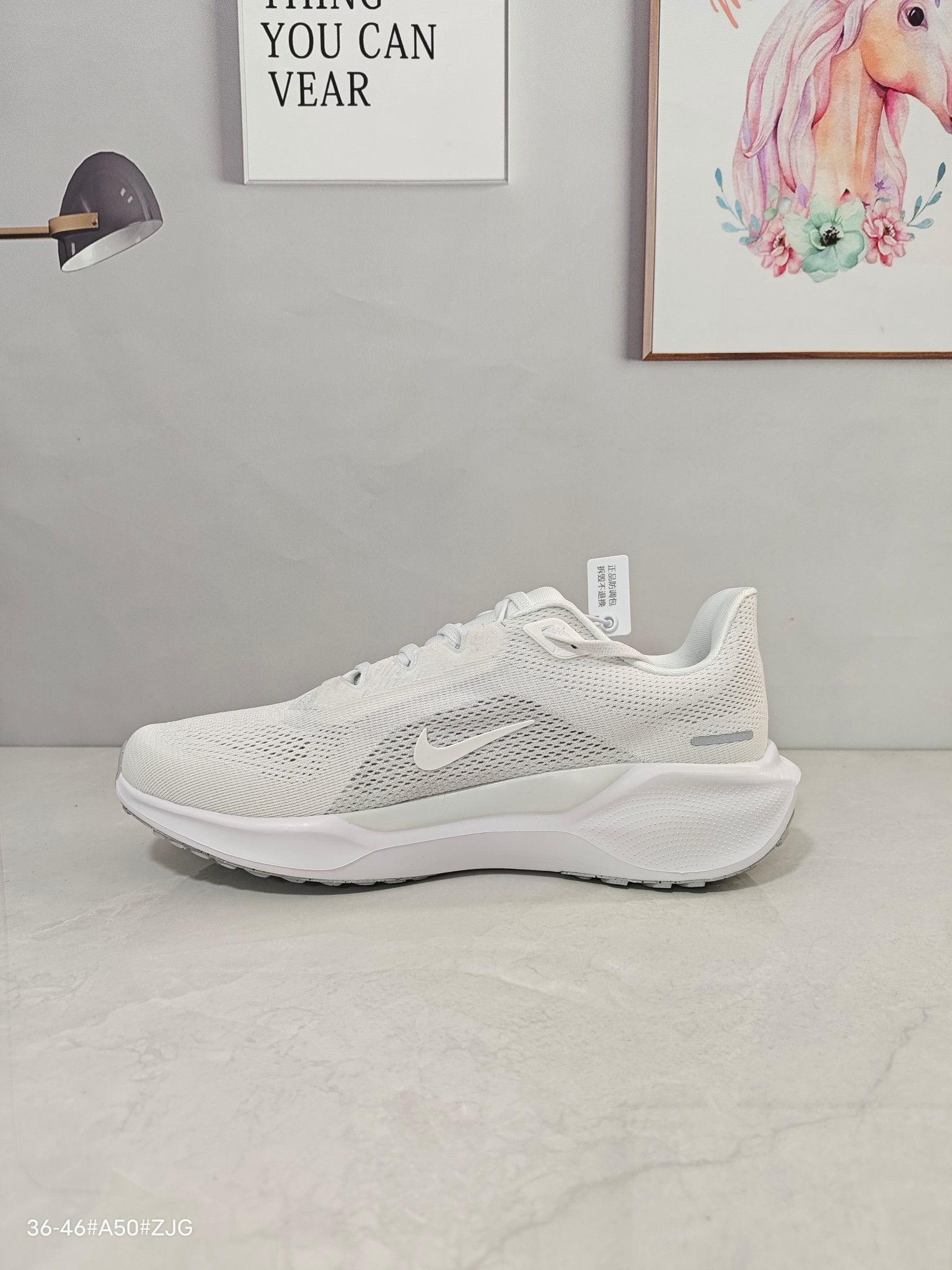 本地💰150 ▪️匠心纯原 平台渠道订单 Nike Air Zoom Pegasus 41 舒适百搭耐磨透气 低帮 马拉松跑步鞋 米粉色 飞马41代 ▪️尺码:36-46(36 36.5 37.5 38 38.5 39 40 40.5 41 42 42.5 43 44 44.5 45 46) ▪️货号:FD2722-102/FD2723-102 ▪️Nike Pegasus 41 搭载了新升级的 ReactX 泡绵,比起 React 提升了 13%的能量回馈,此外还加装了Air Zoom 缓震气垫,每一步都来劲儿!跑者们喜欢的细节,我们都一一保留。鞋面新增工程网眼设计,减轻重量同时升级透气性,长跑也不易闷脚。搭载两个 Air Zoom 缓震配置和全新 ReactX泡绵中底,强强组合,回弹更来劲。