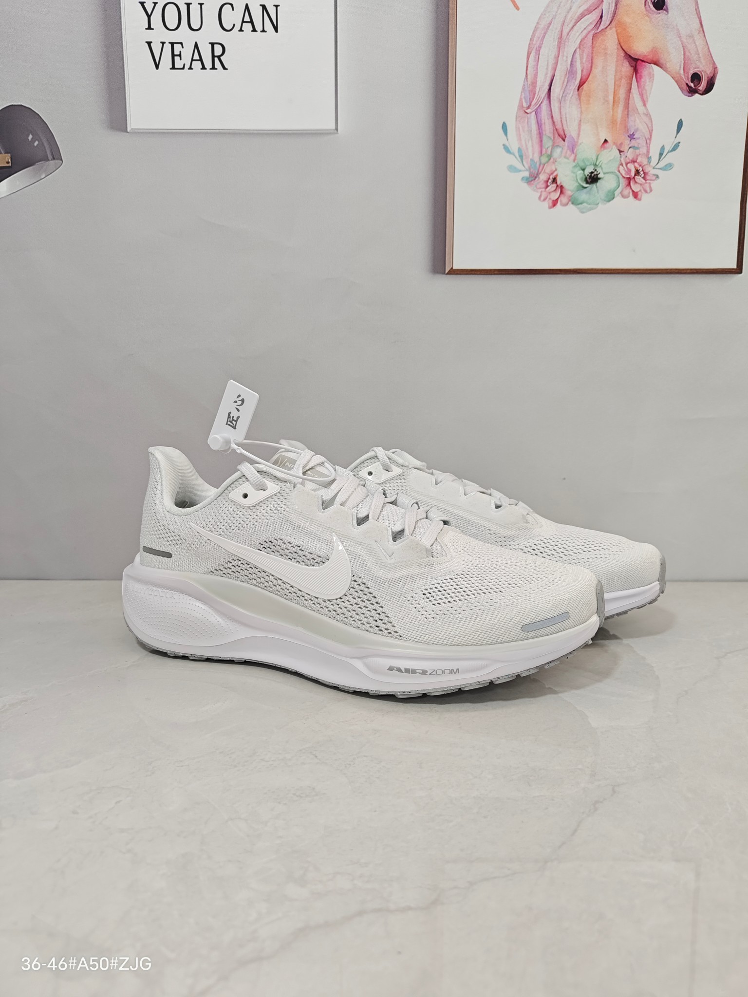 本地💰150 ▪️匠心纯原 平台渠道订单 Nike Air Zoom Pegasus 41 舒适百搭耐磨透气 低帮 马拉松跑步鞋 米粉色 飞马41代 ▪️尺码:36-46(36 36.5 37.5 38 38.5 39 40 40.5 41 42 42.5 43 44 44.5 45 46) ▪️货号:FD2722-102/FD2723-102 ▪️Nike Pegasus 41 搭载了新升级的 ReactX 泡绵,比起 React 提升了 13%的能量回馈,此外还加装了Air Zoom 缓震气垫,每一步都来劲儿!跑者们喜欢的细节,我们都一一保留。鞋面新增工程网眼设计,减轻重量同时升级透气性,长跑也不易闷脚。搭载两个 Air Zoom 缓震配置和全新 ReactX泡绵中底,强强组合,回弹更来劲。