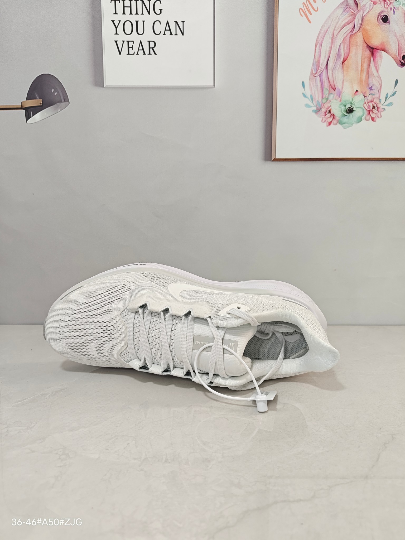 本地💰150 ▪️匠心纯原 平台渠道订单 Nike Air Zoom Pegasus 41 舒适百搭耐磨透气 低帮 马拉松跑步鞋 米粉色 飞马41代 ▪️尺码:36-46(36 36.5 37.5 38 38.5 39 40 40.5 41 42 42.5 43 44 44.5 45 46) ▪️货号:FD2722-102/FD2723-102 ▪️Nike Pegasus 41 搭载了新升级的 ReactX 泡绵,比起 React 提升了 13%的能量回馈,此外还加装了Air Zoom 缓震气垫,每一步都来劲儿!跑者们喜欢的细节,我们都一一保留。鞋面新增工程网眼设计,减轻重量同时升级透气性,长跑也不易闷脚。搭载两个 Air Zoom 缓震配置和全新 ReactX泡绵中底,强强组合,回弹更来劲。