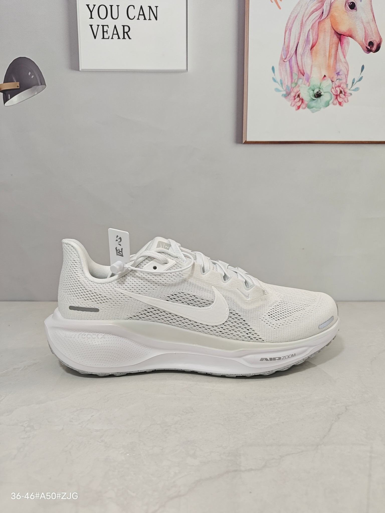 本地💰150 ▪️匠心纯原 平台渠道订单 Nike Air Zoom Pegasus 41 舒适百搭耐磨透气 低帮 马拉松跑步鞋 米粉色 飞马41代 ▪️尺码:36-46(36 36.5 37.5 38 38.5 39 40 40.5 41 42 42.5 43 44 44.5 45 46) ▪️货号:FD2722-102/FD2723-102 ▪️Nike Pegasus 41 搭载了新升级的 ReactX 泡绵,比起 React 提升了 13%的能量回馈,此外还加装了Air Zoom 缓震气垫,每一步都来劲儿!跑者们喜欢的细节,我们都一一保留。鞋面新增工程网眼设计,减轻重量同时升级透气性,长跑也不易闷脚。搭载两个 Air Zoom 缓震配置和全新 ReactX泡绵中底,强强组合,回弹更来劲。