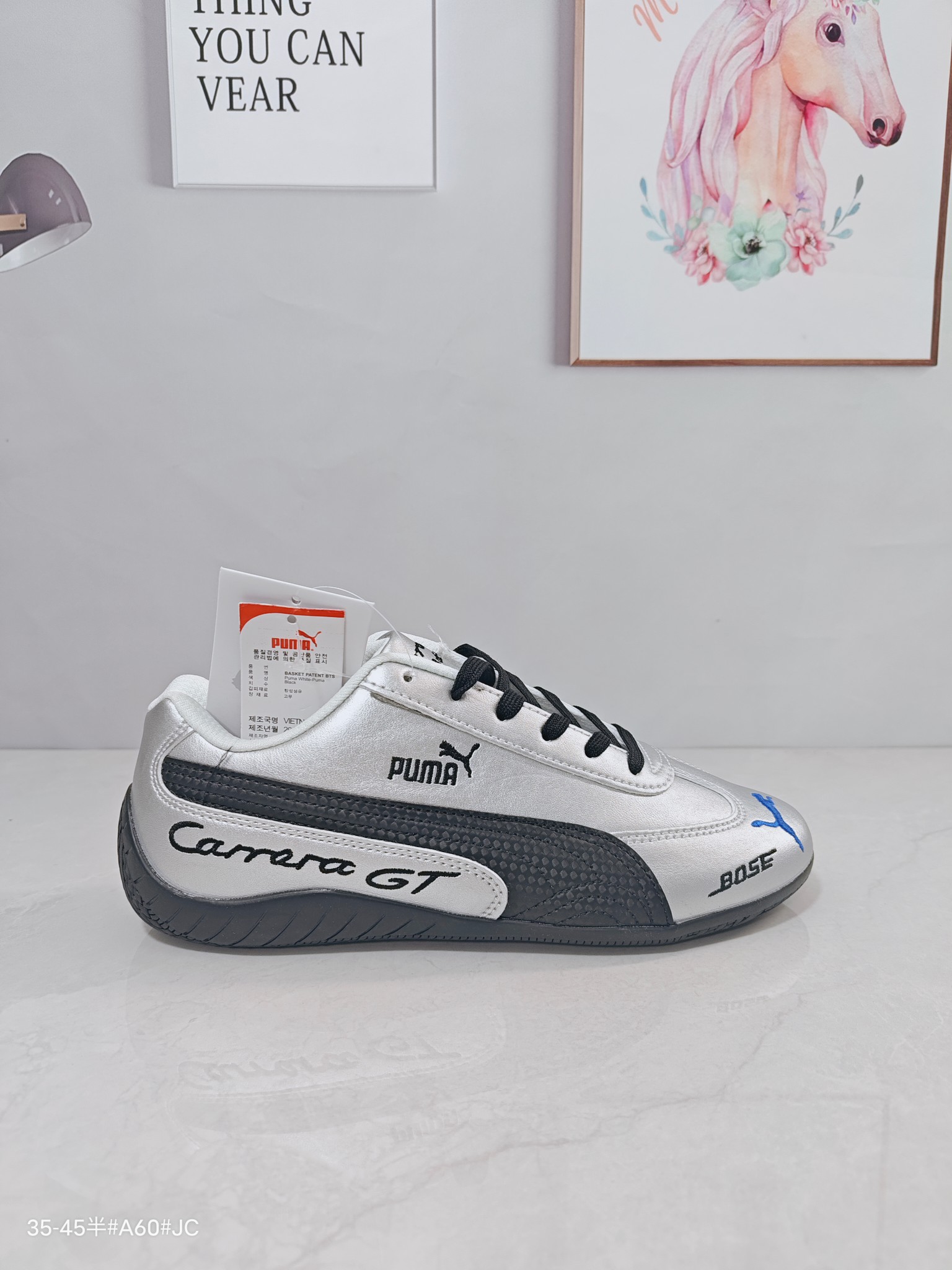 💰170 公司级✅Porsche保时捷 × Arthur Kar x Puma Speedcat OG 经典舒适 彪马 赛车鞋 以经典赛车鞋为蓝本 将疾速线条注入街头 柔软皮革铺陈金属色调 展现出前卫未来质感 T字鞋头延续赛道基因 刺绣LOGO与跑道细节交相辉映 演绎速度与破界对话 打造流线型速度美学 货号:WAP1090030T25Y 尺码:35.5 36 37 37.5 38 38.5 39 40 40.5 41 42 42.5 43 44 45 ID:JHD103-AJK