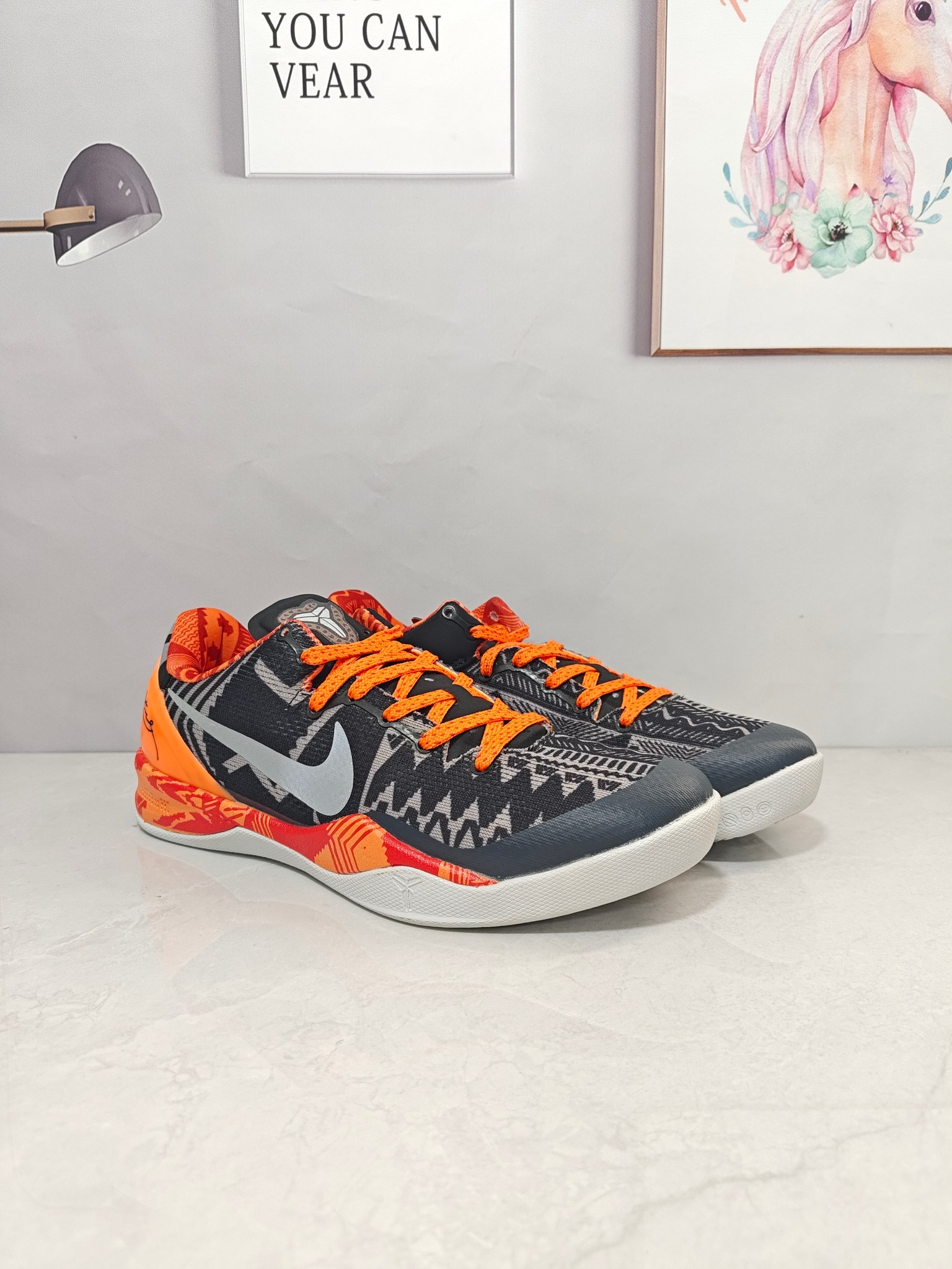 💰200
纯原NK Zoom KOBE 8 科比八代 黑人月 583112-001 殿堂级典藏配色
完美后跟 灵蛇版型 八大亮点
双层材料立体压印
修长侧颜 完美诠释ZK系列灵蛇韵味
鞋身3层补强,鞋头5层补强 鞋面强度独一档
原厂 碳纤➕玻纤复合板加持!抗扭属性神级还原
REACT发泡配方!相比LUNARON韧性与抗衰减双重提升
鞋舌刺绣织唛
原厂中底布➕正确科8原盒➕蛇纹包装纸 ➕正确鞋盒侧标信息 过验级包装满逼格呈现
尺码39-46 (ZK楦型偏窄 脚宽买大半码)